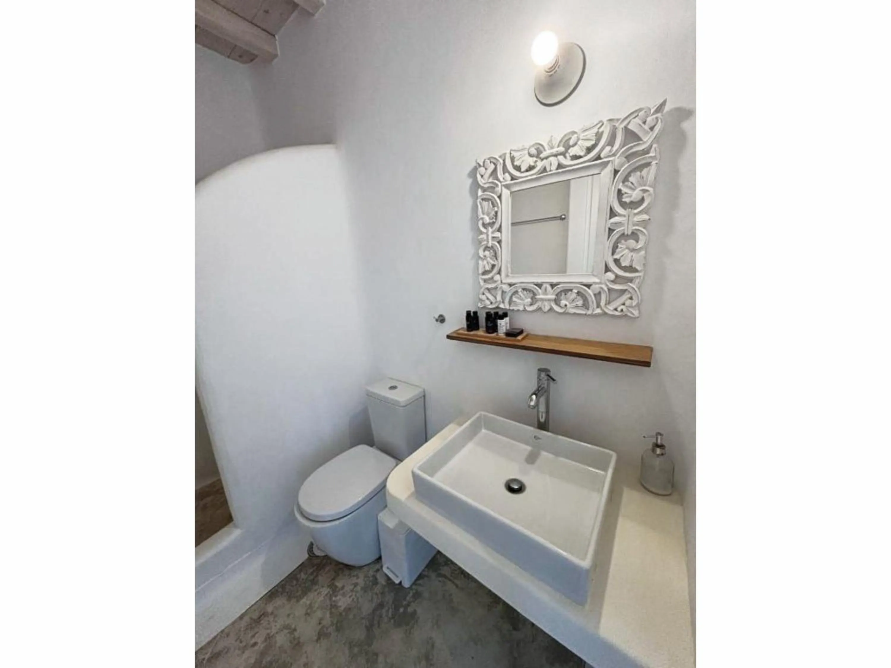 Bathroom in White Rock Suites & Villas