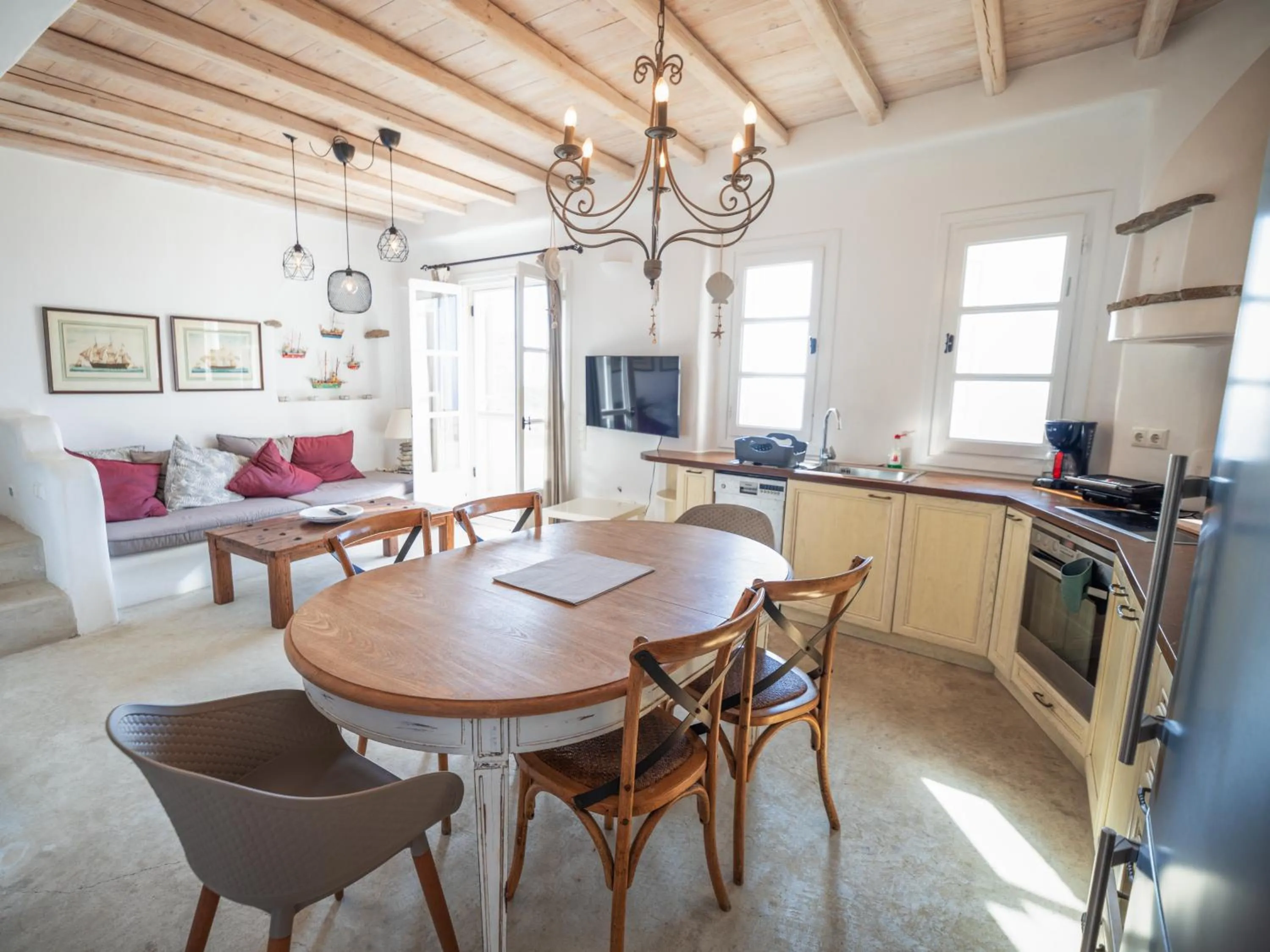 kitchen in White Rock Suites & Villas