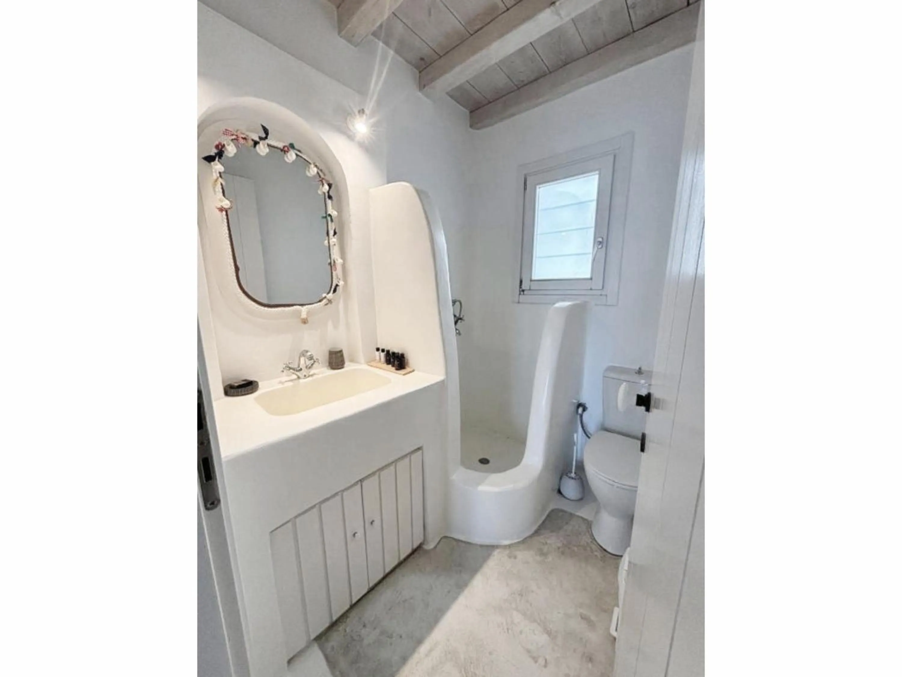 Bathroom in White Rock Suites & Villas