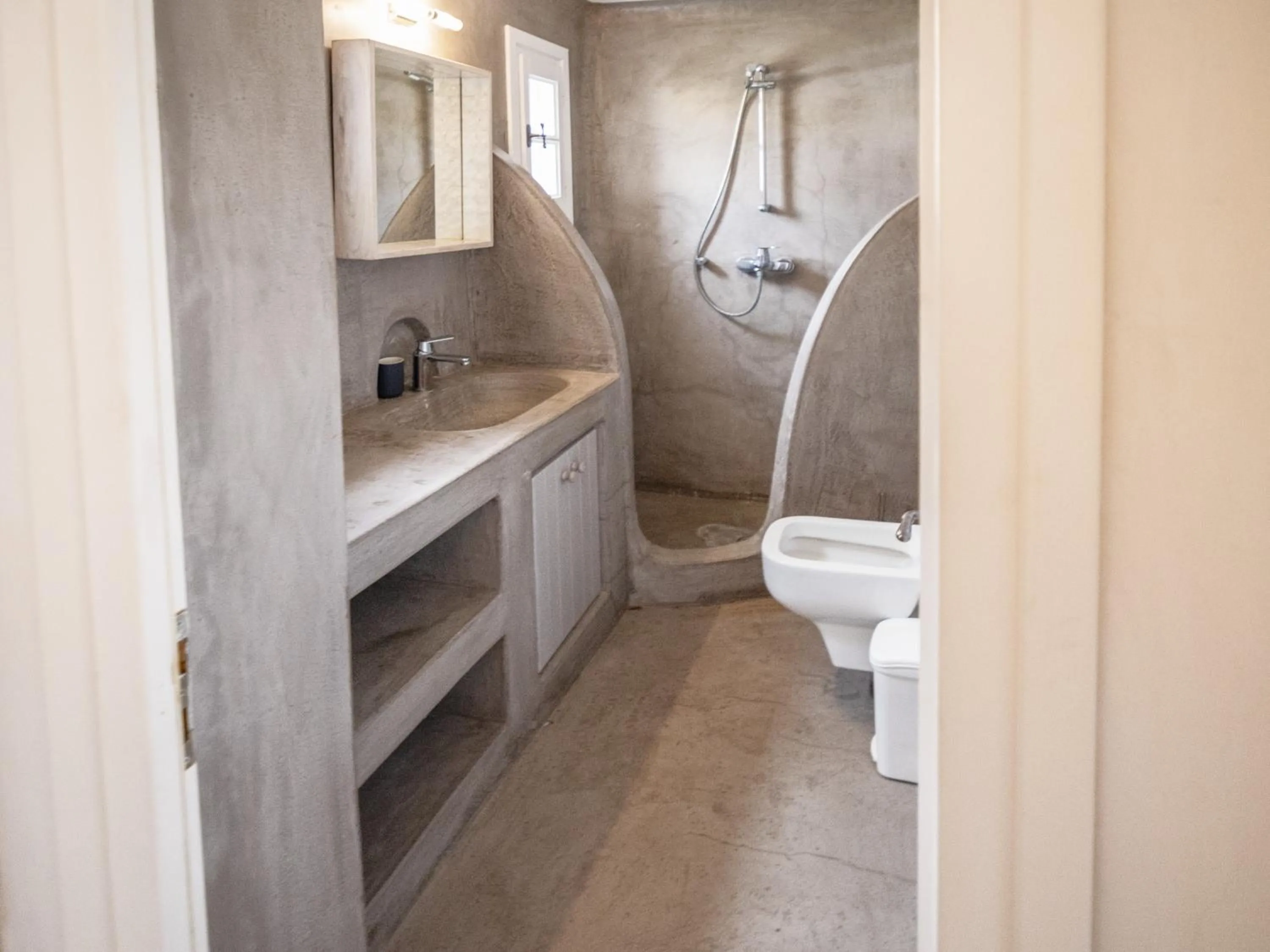 Bathroom in White Rock Suites & Villas
