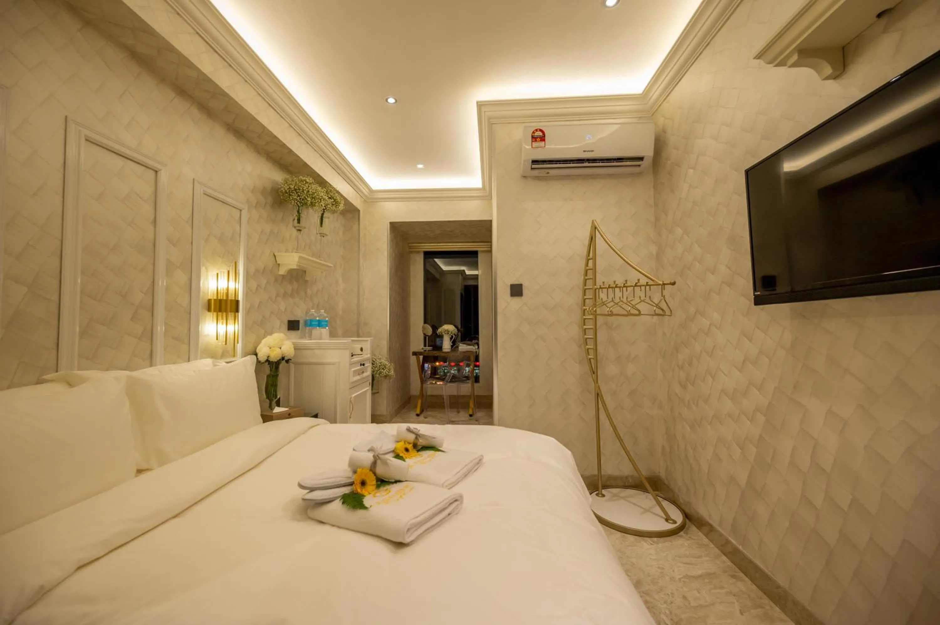 Photo of the whole room, Bed in A Residence @ Between Hilton & Cititel Hotel