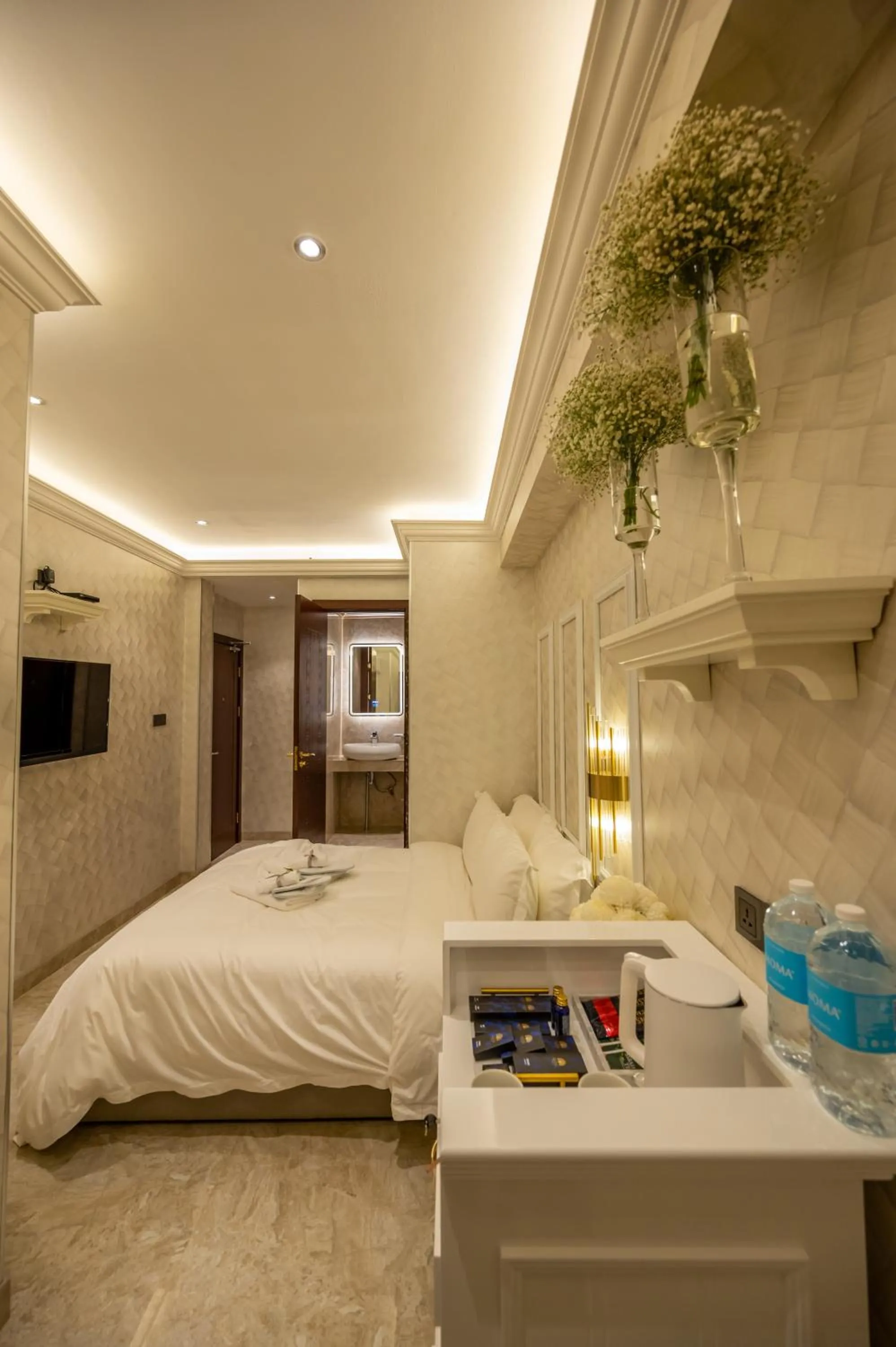 Photo of the whole room, Bed in A Residence @ Between Hilton & Cititel Hotel