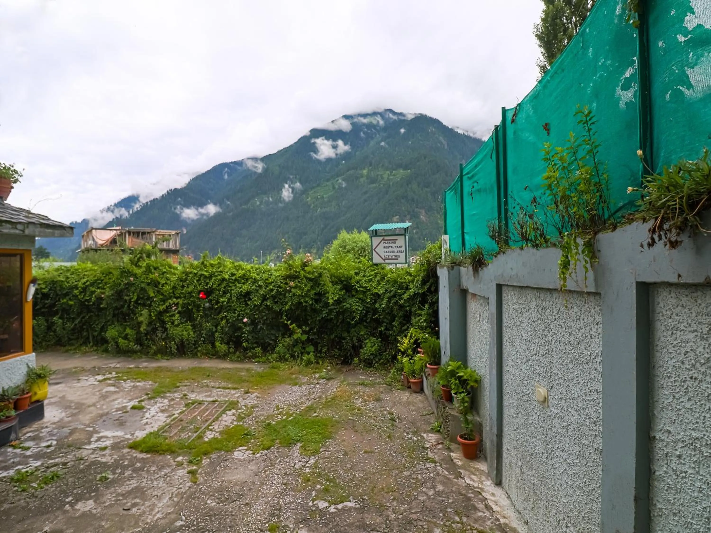 Parking in The Byke Neelkanth Manali