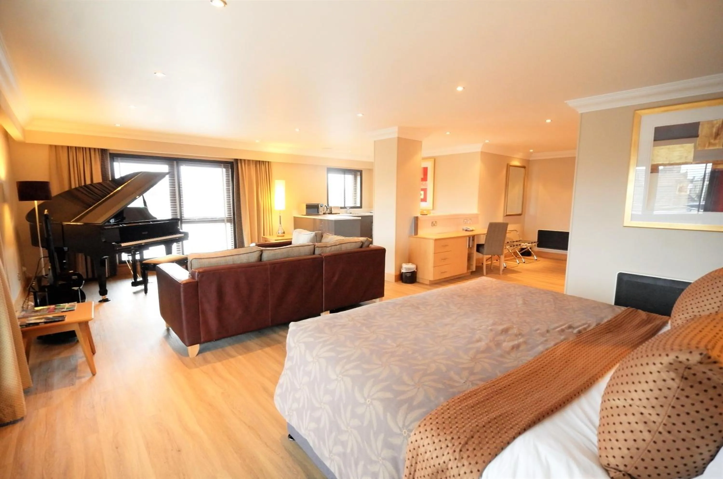 Photo of the whole room, Bed in The Mansefield Hotel