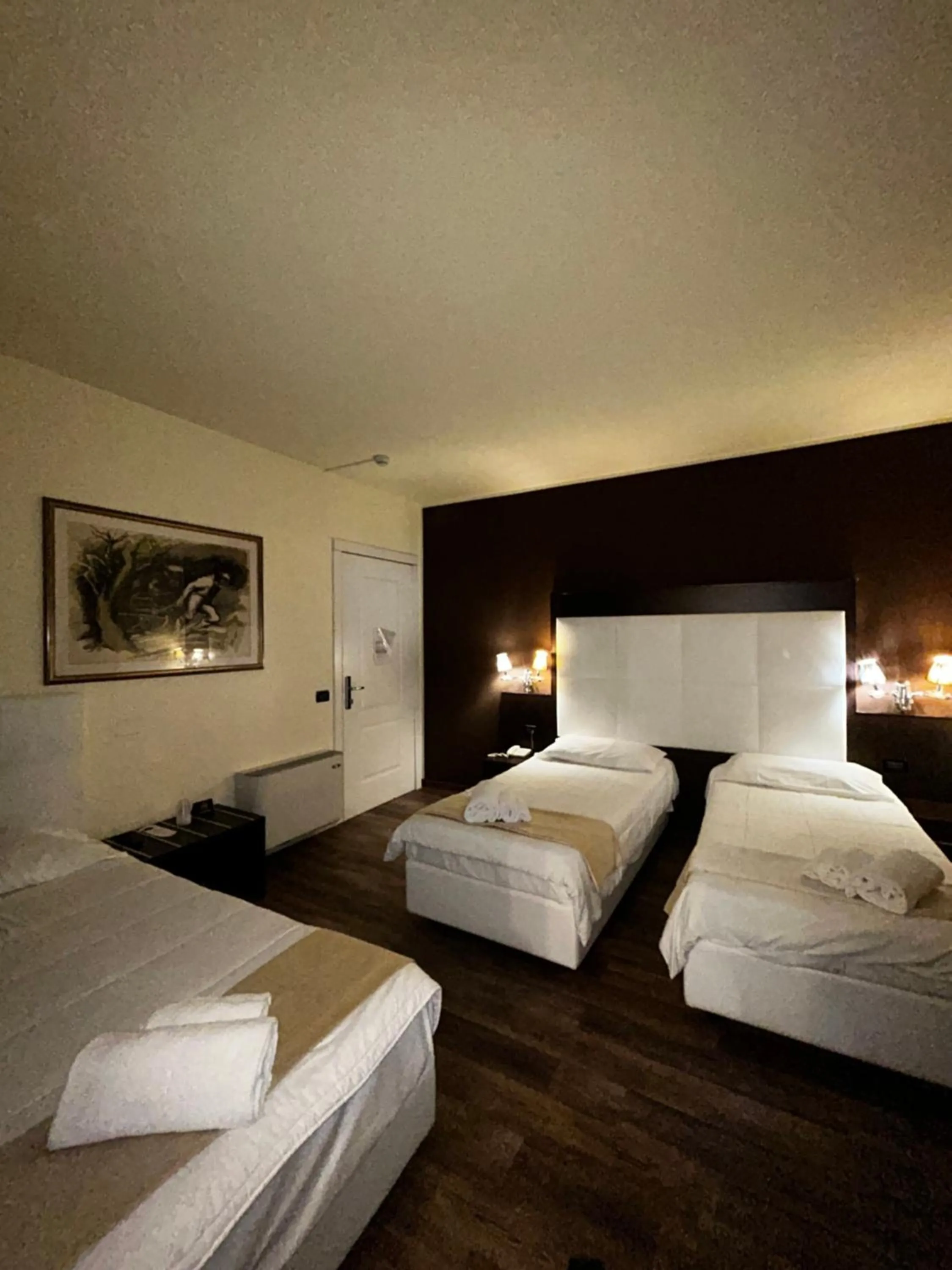 Photo of the whole room, Bed in Momi's Hotel