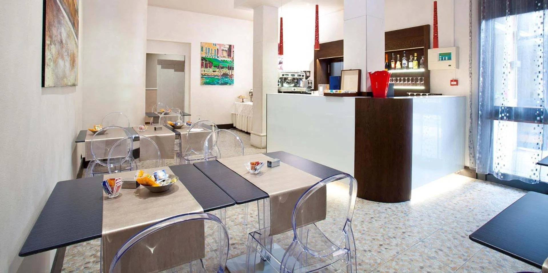 Lounge or bar in Momi's Hotel