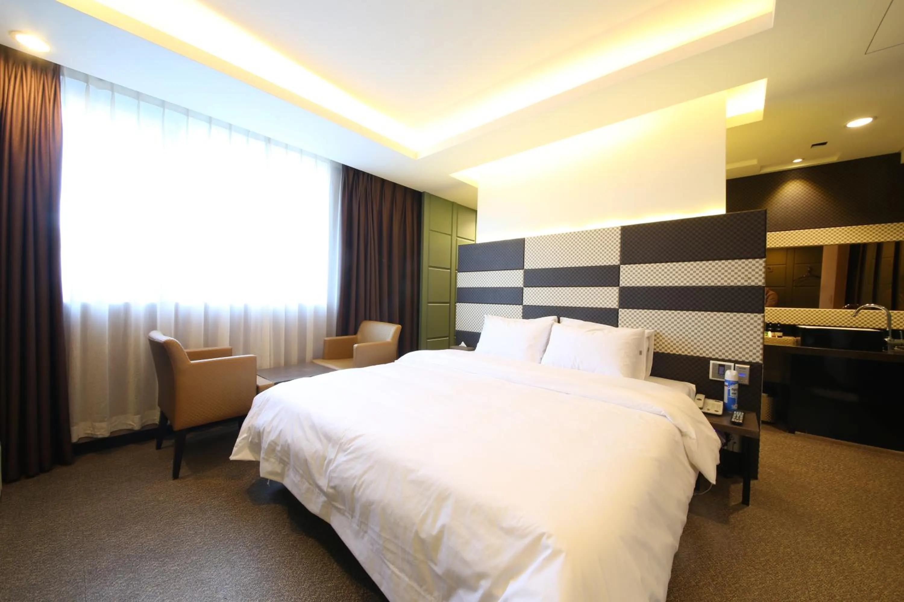 Bedroom, Bed in Moonbay Hotel