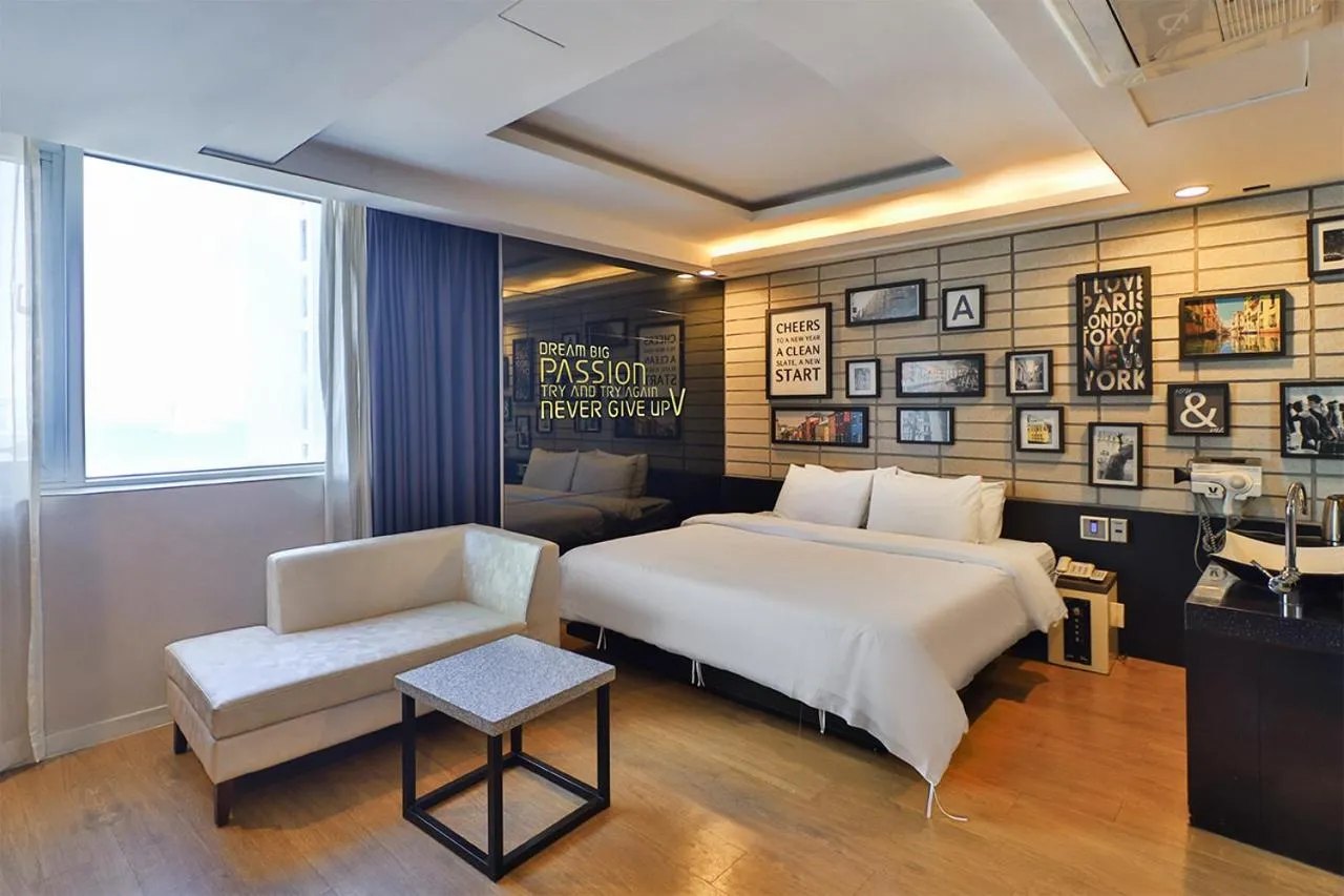 Bedroom, Bed in Moonbay Hotel