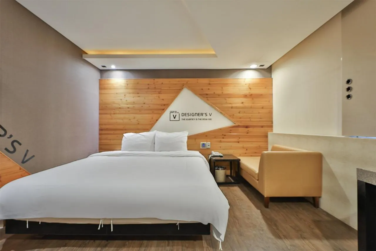 Bedroom, Bed in Moonbay Hotel