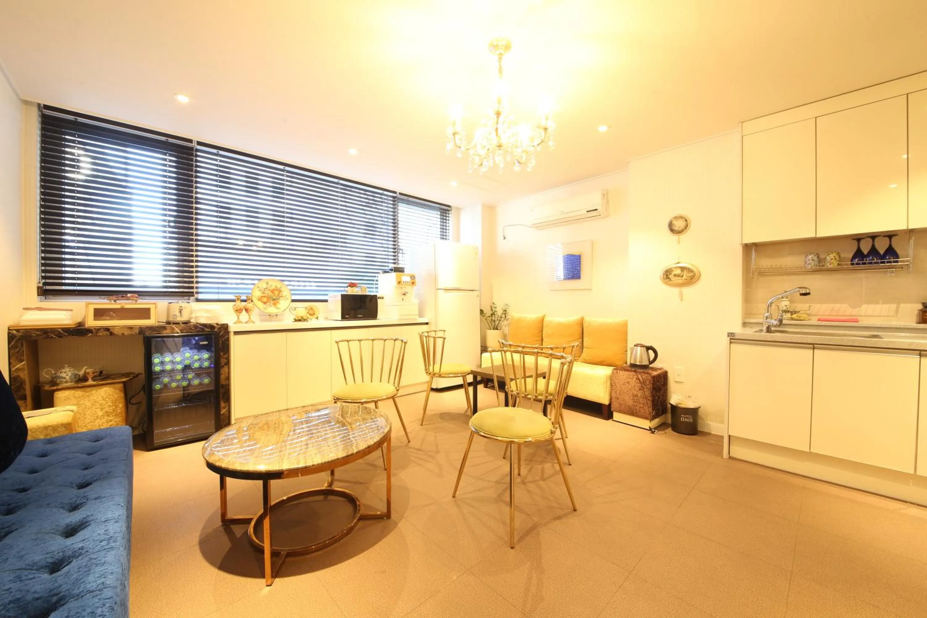 Restaurant/places to eat in Moonbay Hotel