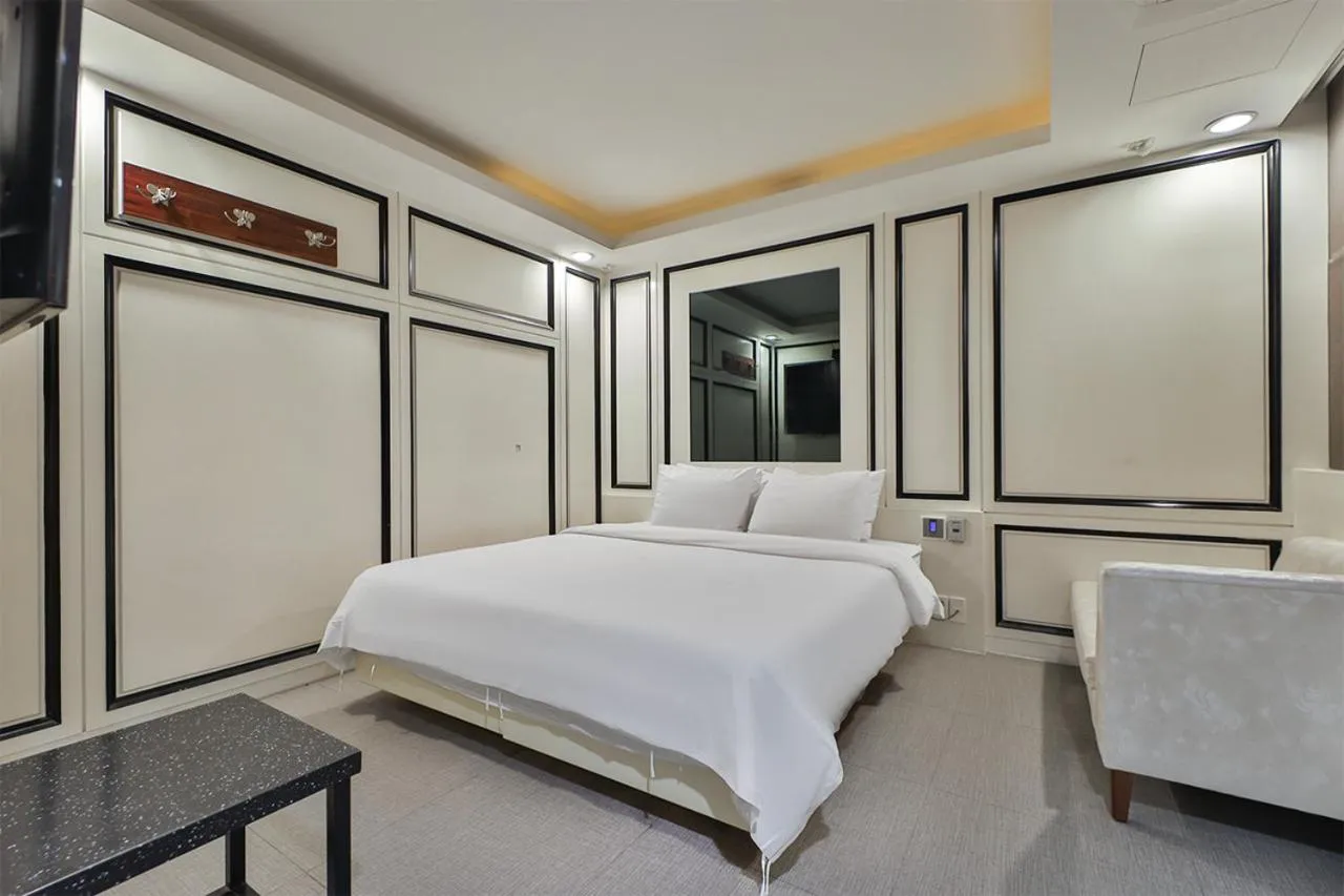 Bedroom, Bed in Moonbay Hotel