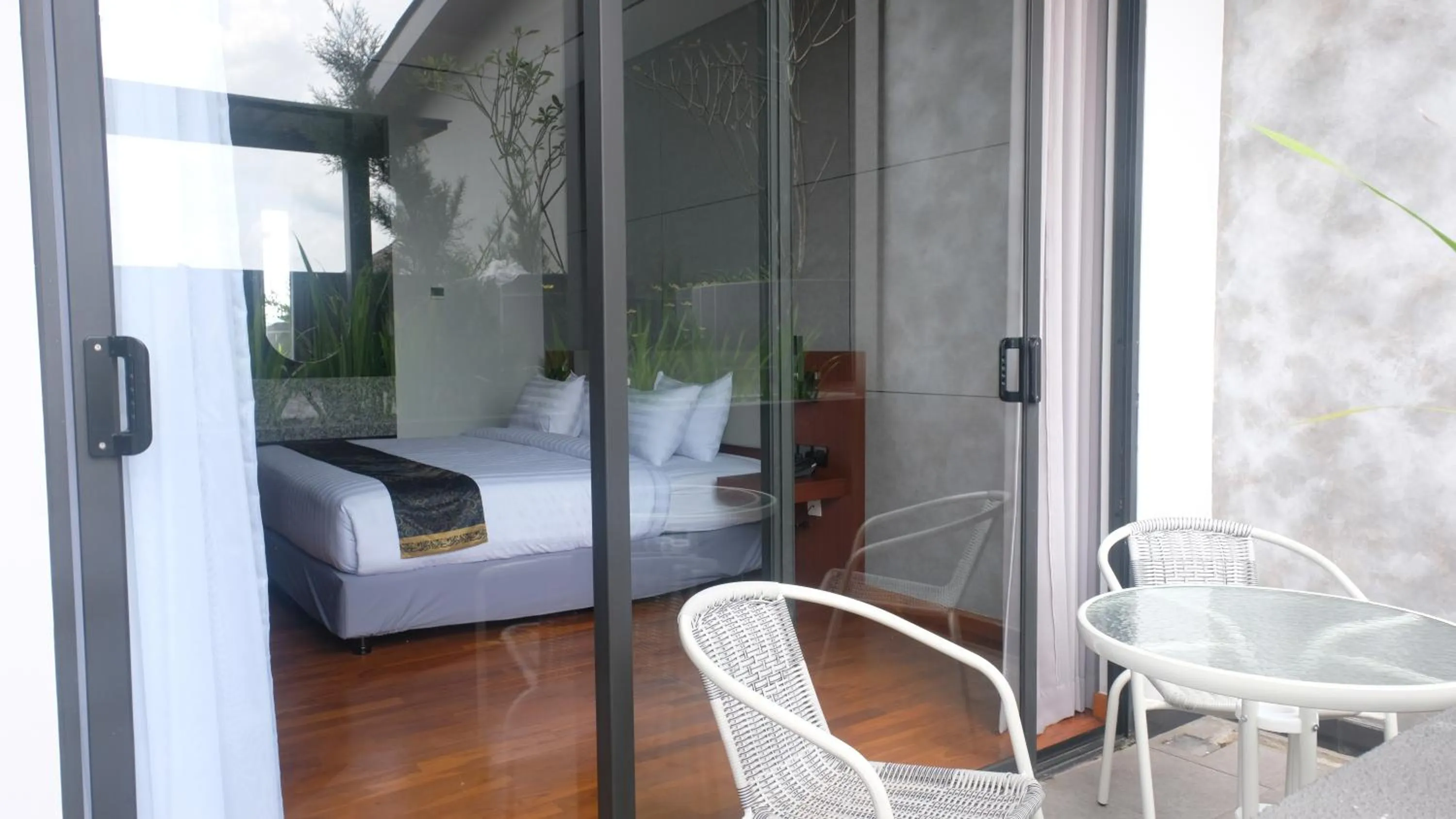 Balcony/Terrace, Bed in Grand Miami Hotel