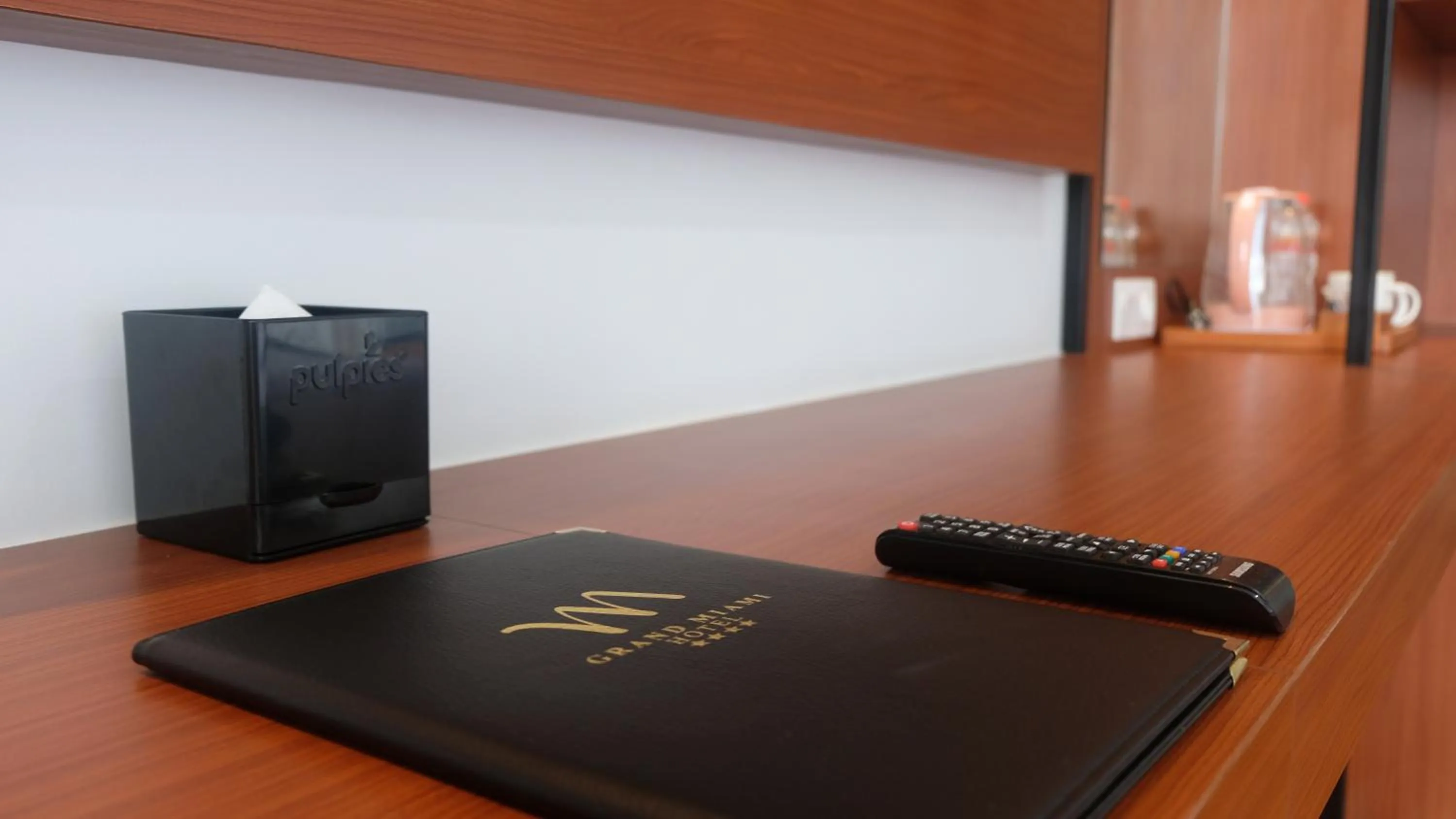 Communal lounge/ TV room in Grand Miami Hotel