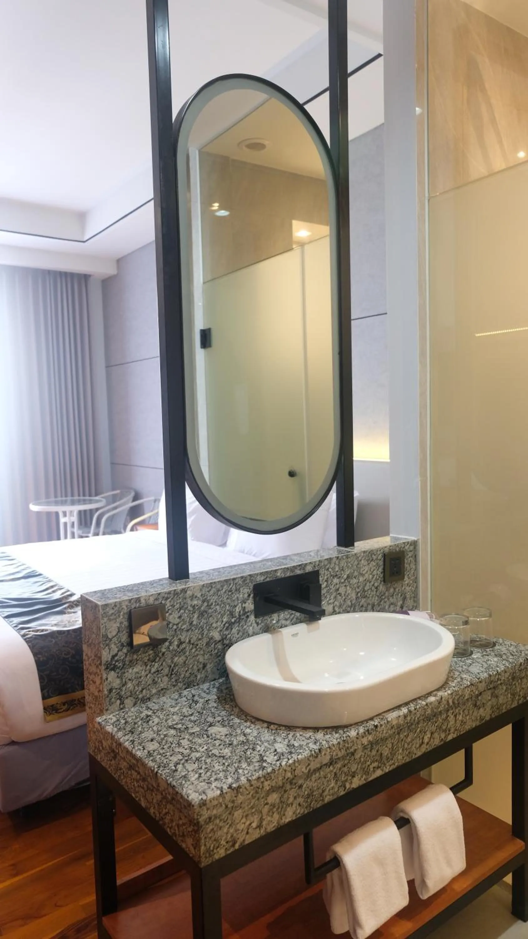 Bathroom, Bed in Grand Miami Hotel