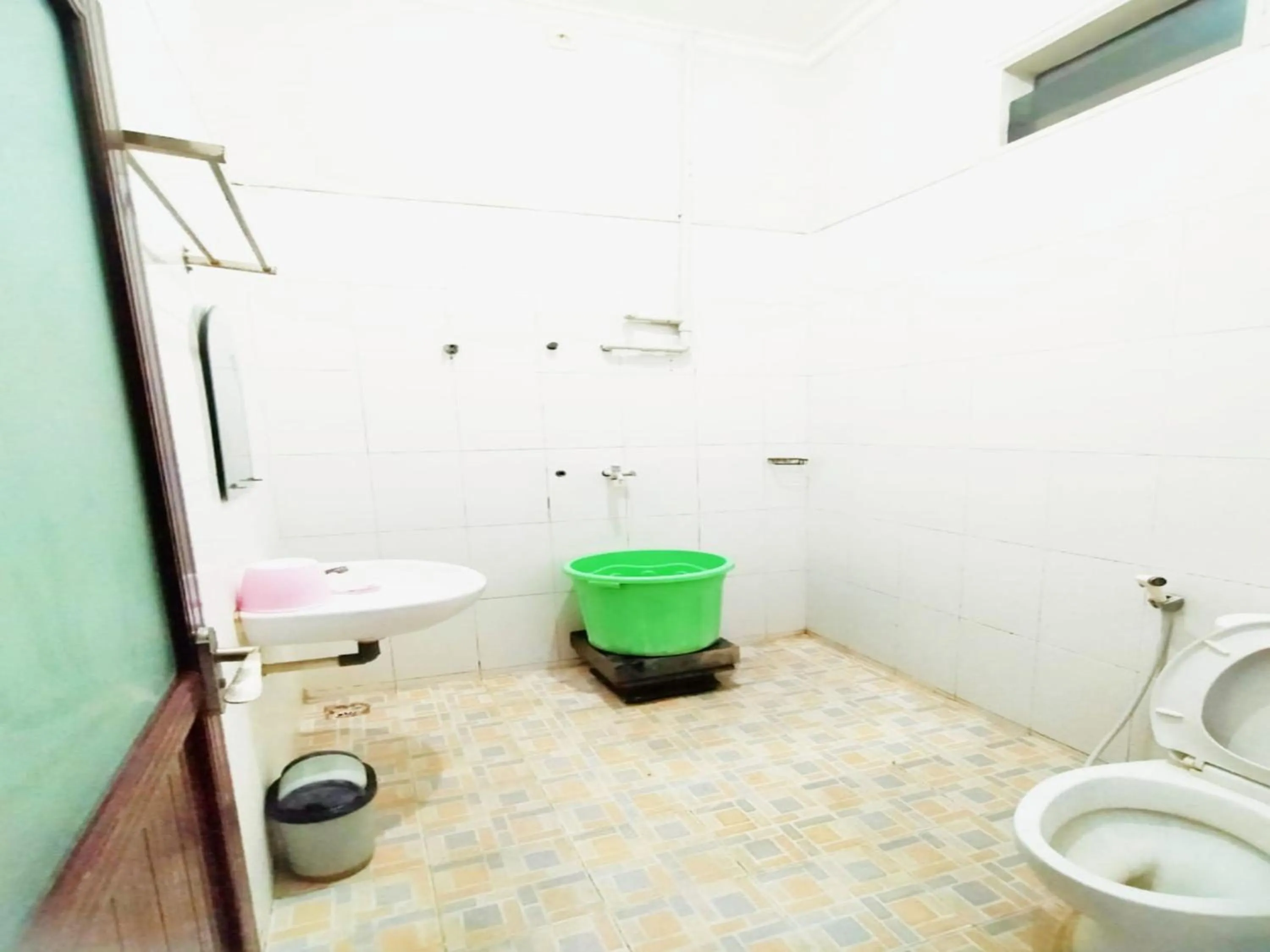 Bathroom in RedDoorz at Hotel Nuansa Ngawi