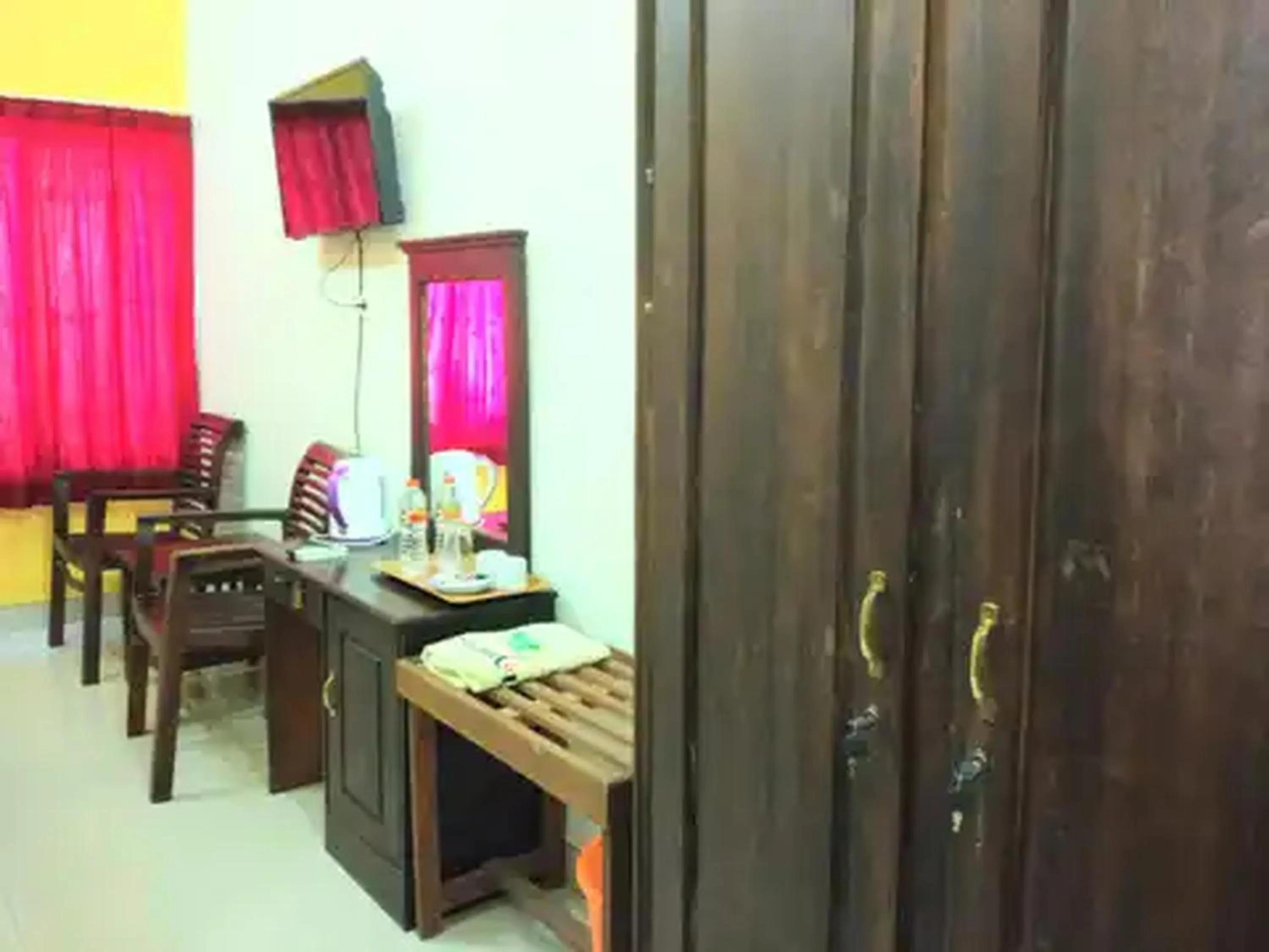 TV and multimedia in RedDoorz at Hotel Nuansa Ngawi