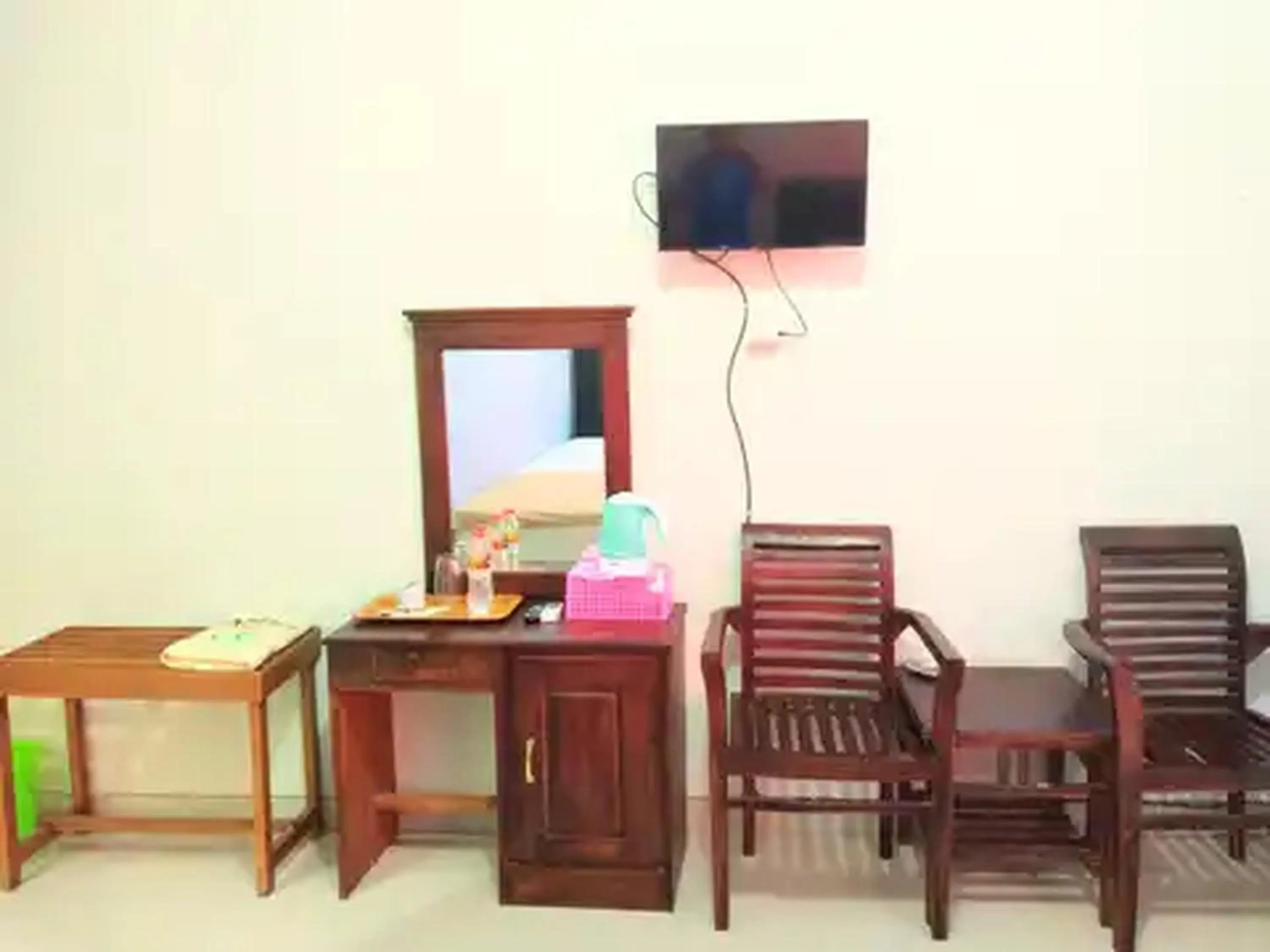 TV and multimedia in RedDoorz at Hotel Nuansa Ngawi