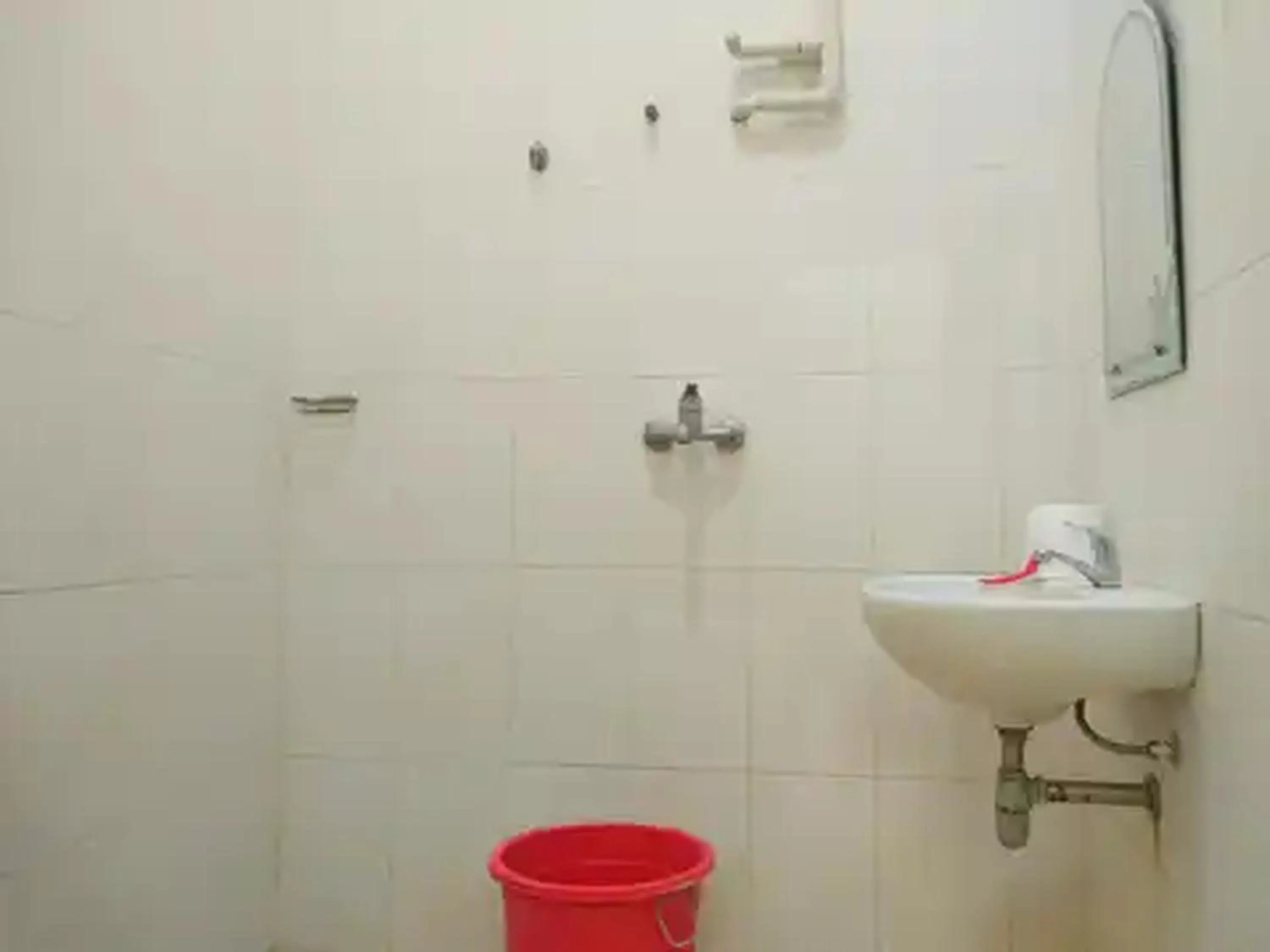 Bathroom in RedDoorz at Hotel Nuansa Ngawi