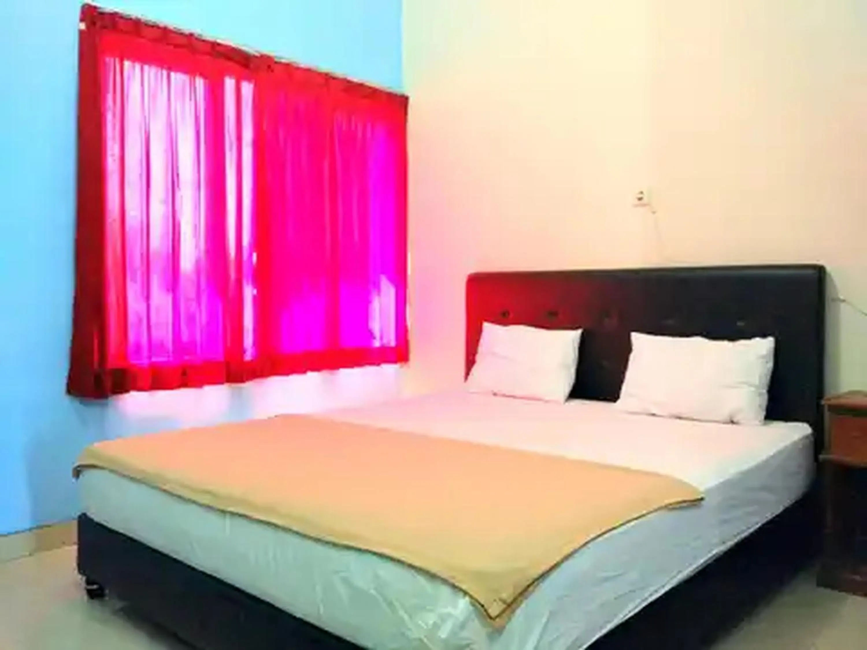 Bed in RedDoorz at Hotel Nuansa Ngawi