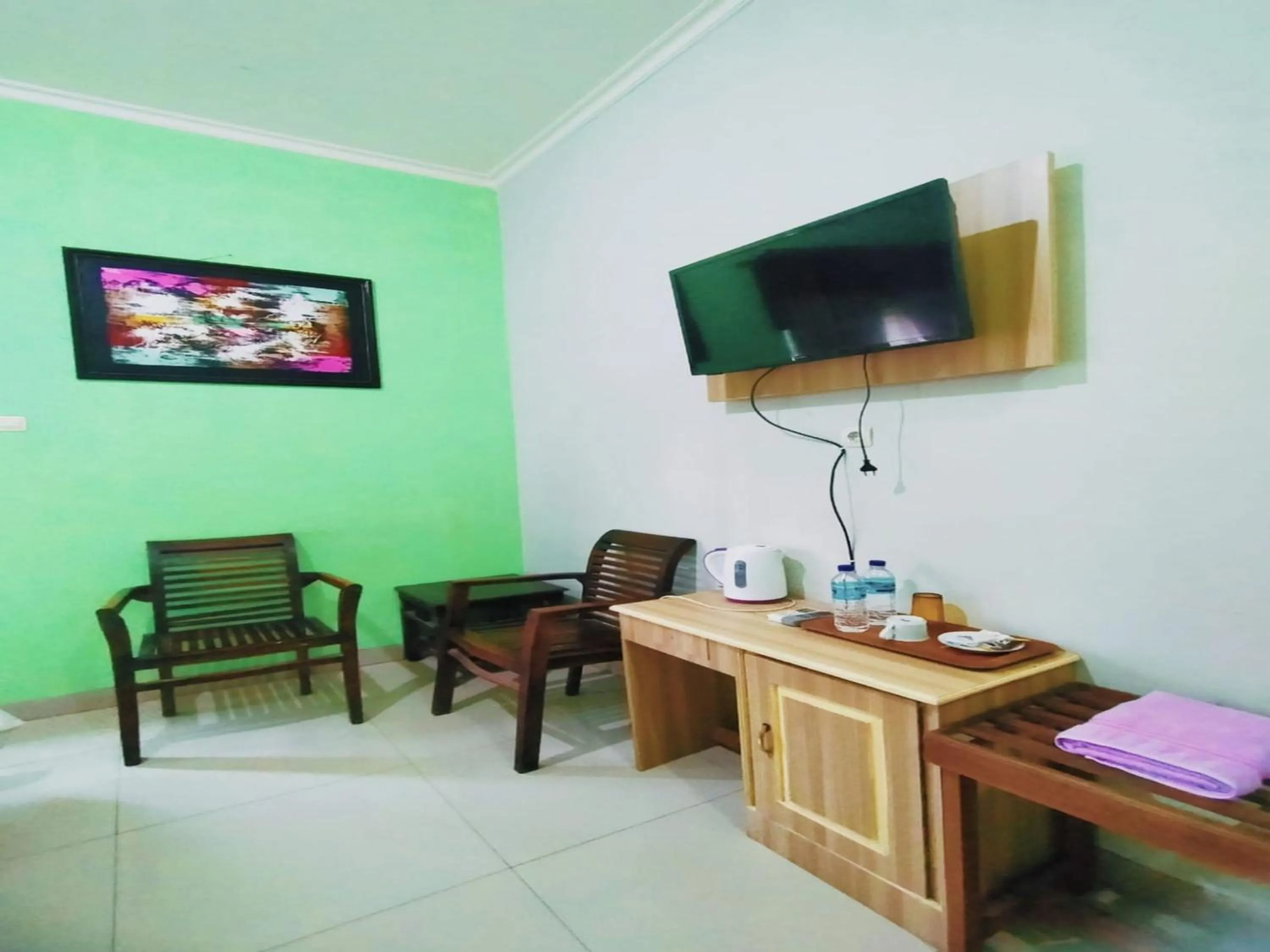 TV and multimedia in RedDoorz at Hotel Nuansa Ngawi