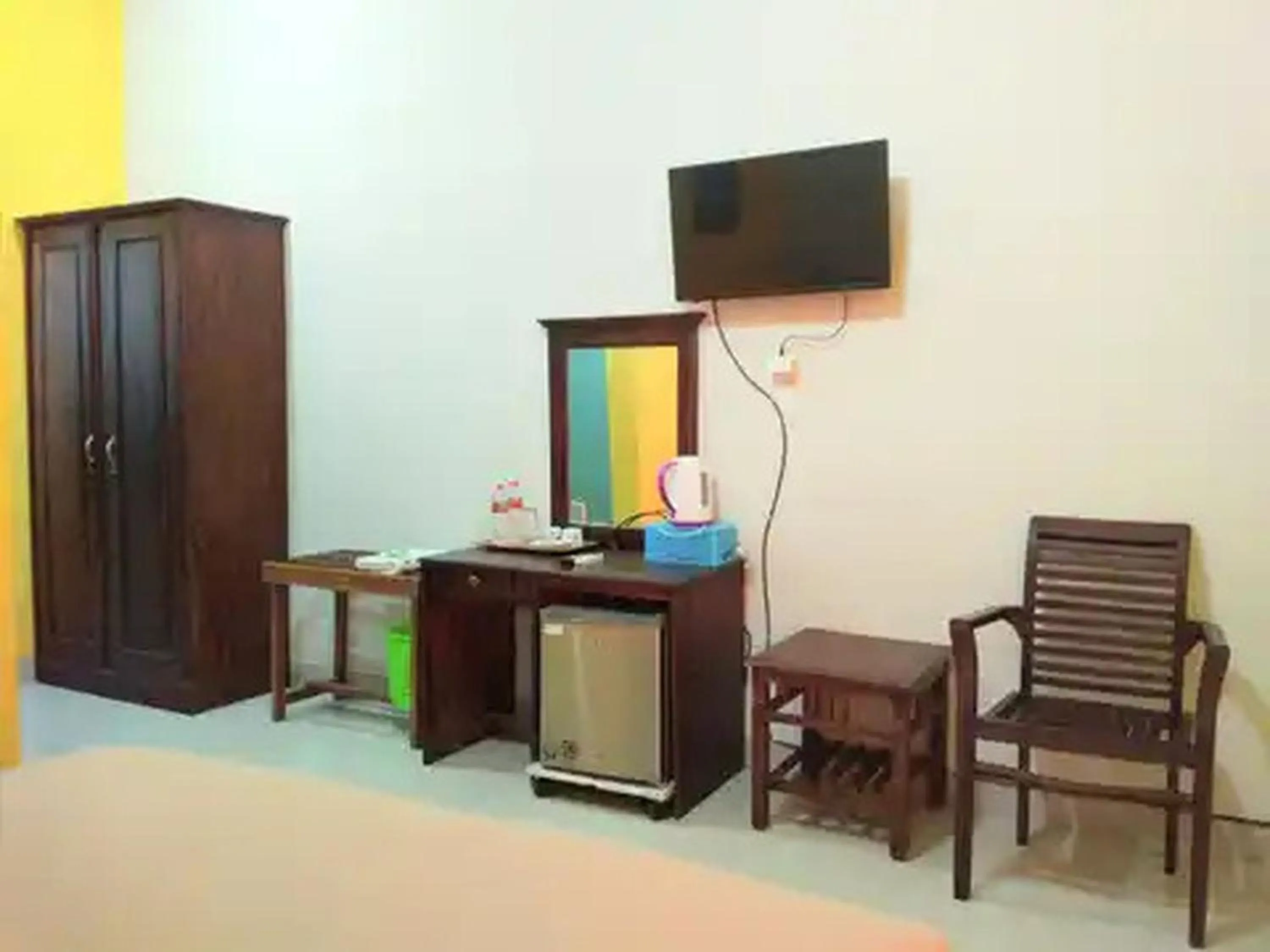TV and multimedia in RedDoorz at Hotel Nuansa Ngawi