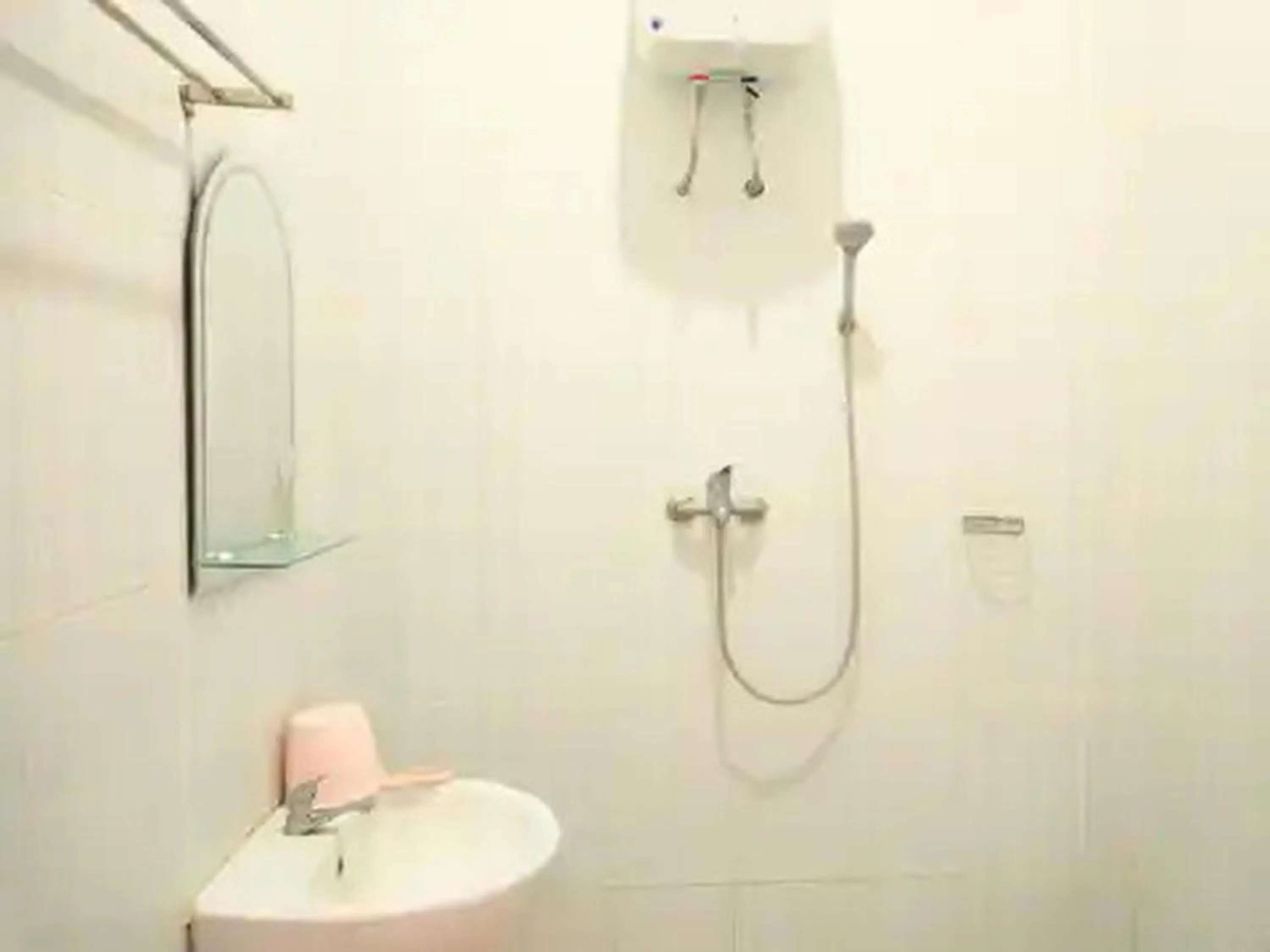 Bathroom in RedDoorz at Hotel Nuansa Ngawi