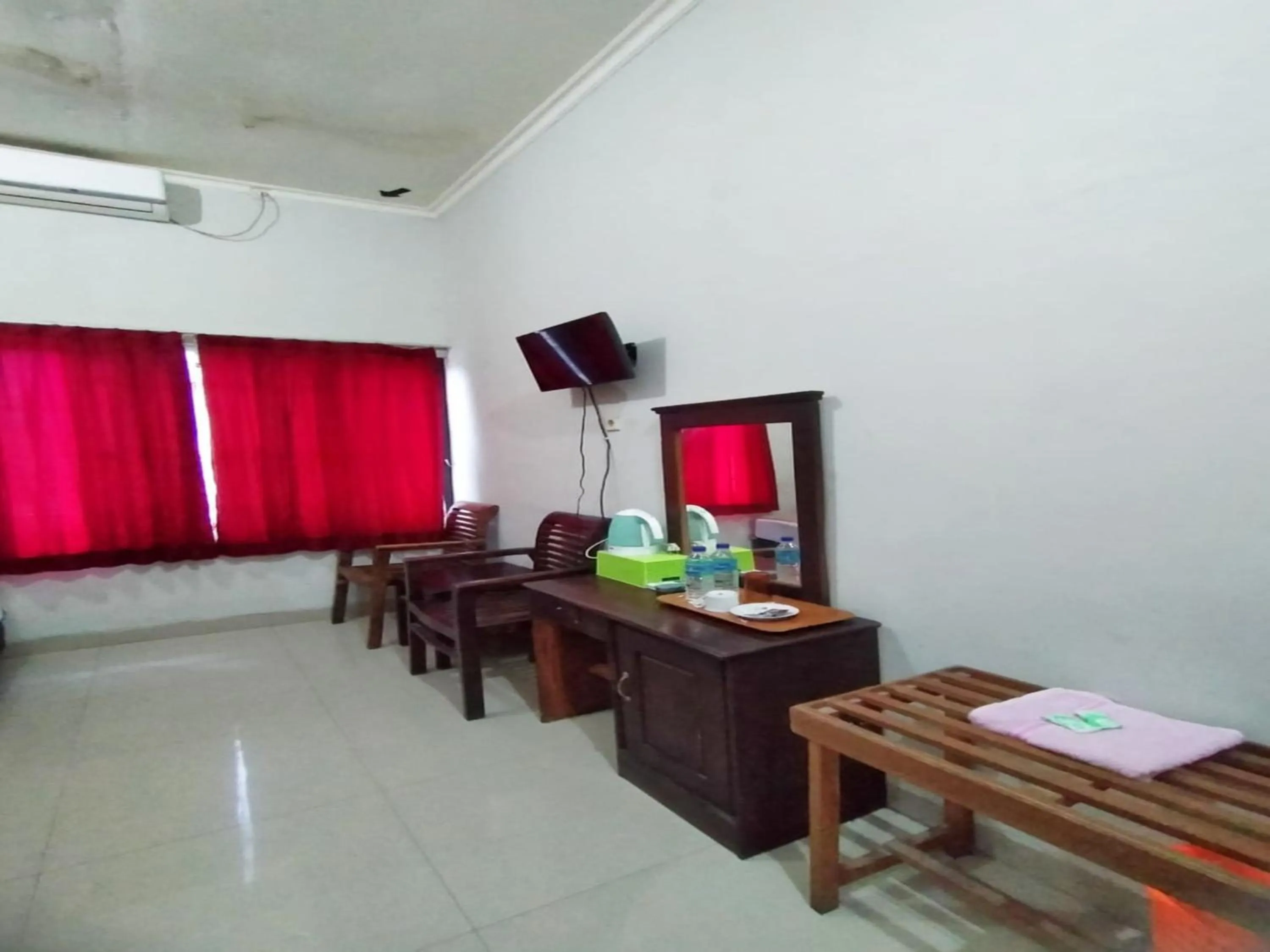 TV and multimedia in RedDoorz at Hotel Nuansa Ngawi