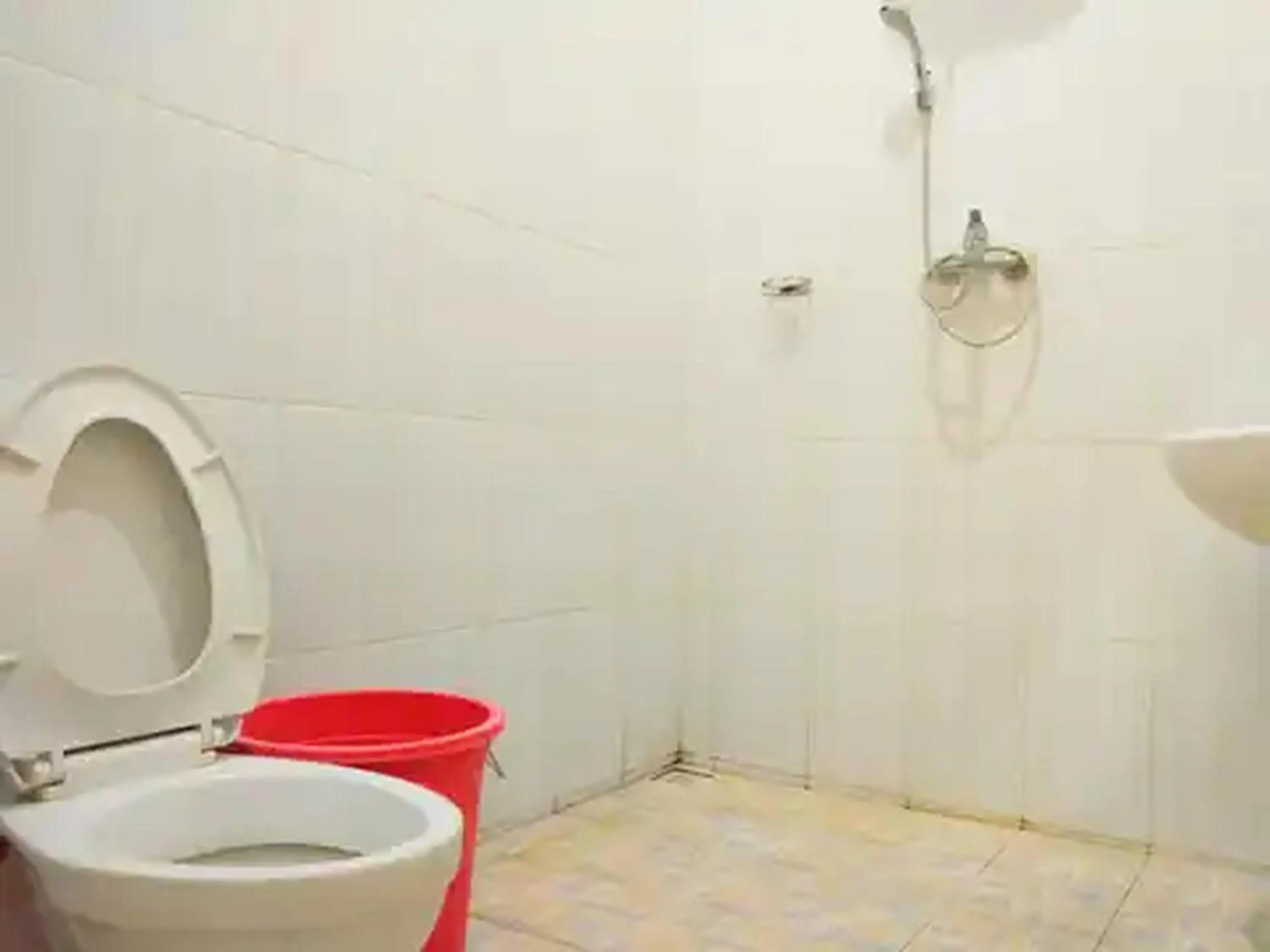 Bathroom in RedDoorz at Hotel Nuansa Ngawi