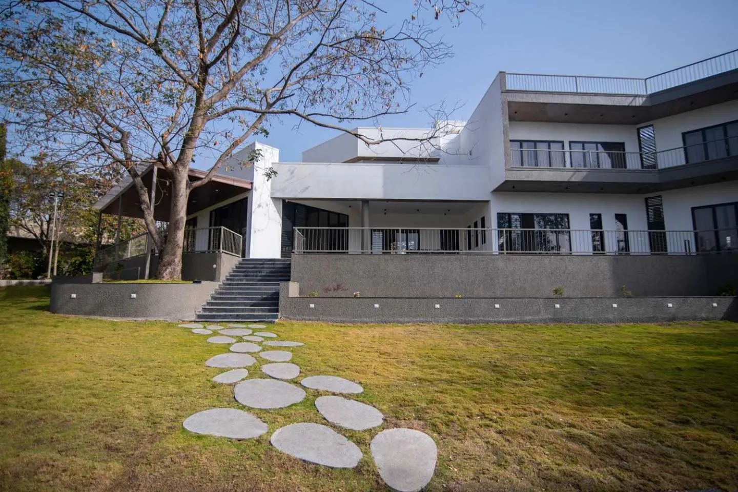 Earth Song by StayVista - Boasting an Open theatre, Games, Spacious lawn, Swimming pool & Conference room
