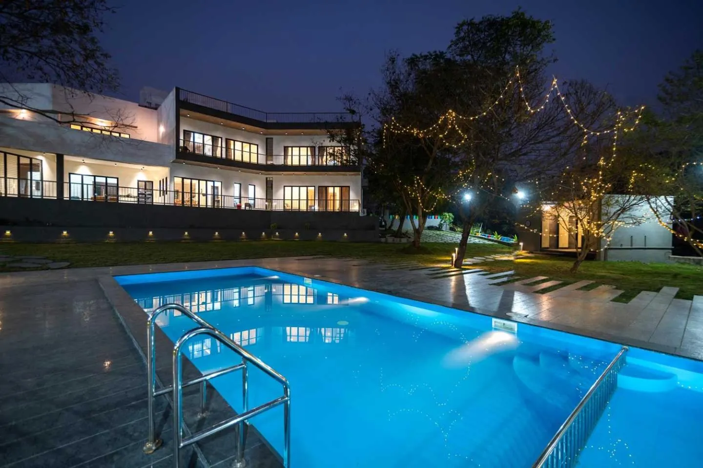 Earth Song by StayVista - Boasting an Open theatre, Games, Spacious lawn, Swimming pool & Conference room