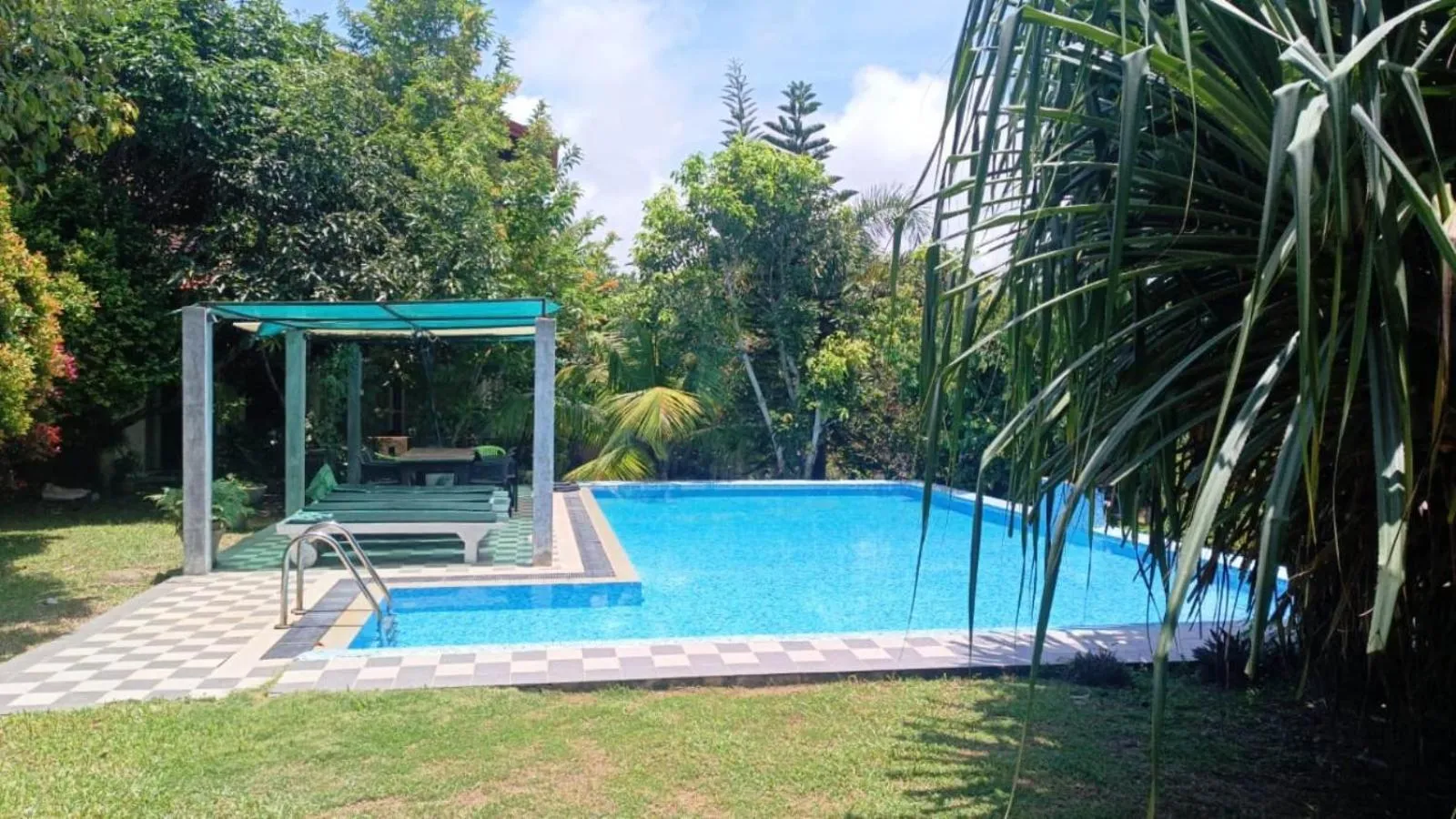 Swimming pool in Green View Villa