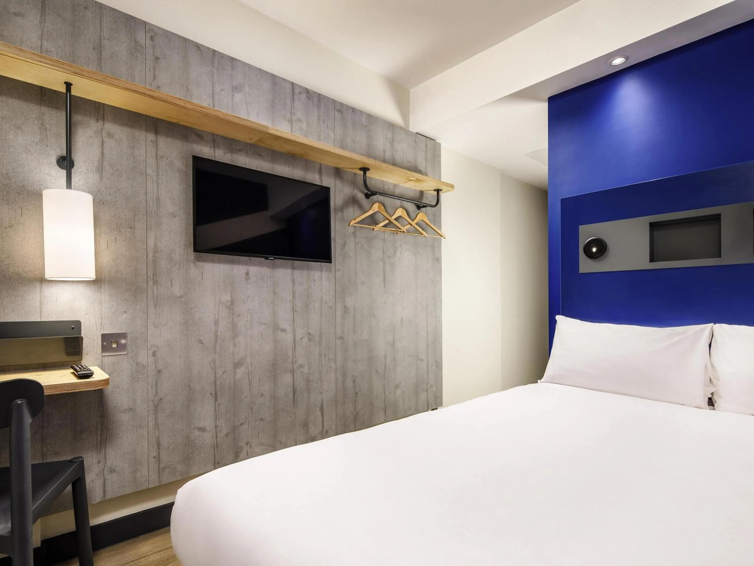 Bedroom, Bed in ibis budget Manchester Airport T2