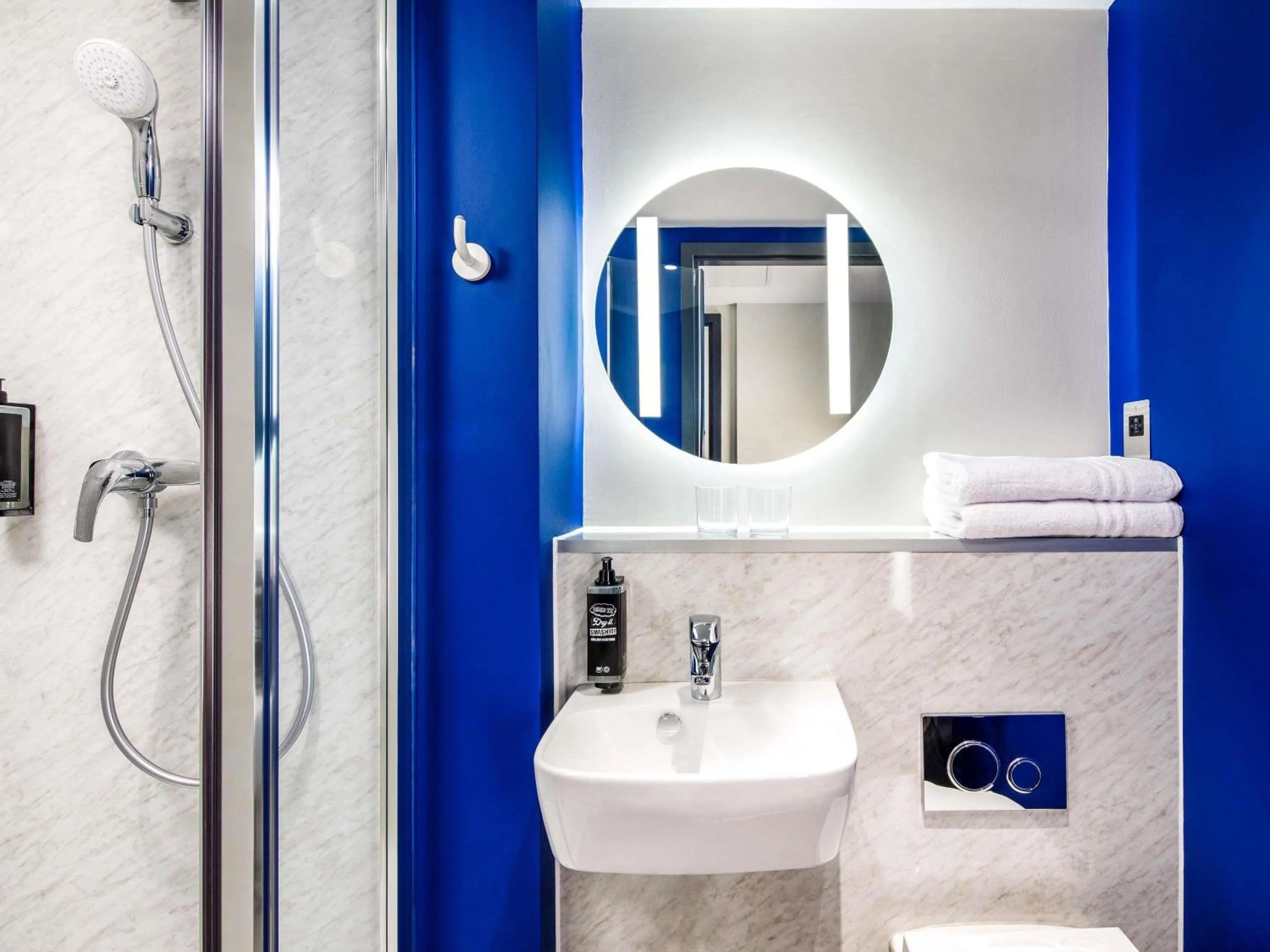 Bedroom in ibis budget Manchester Airport T2