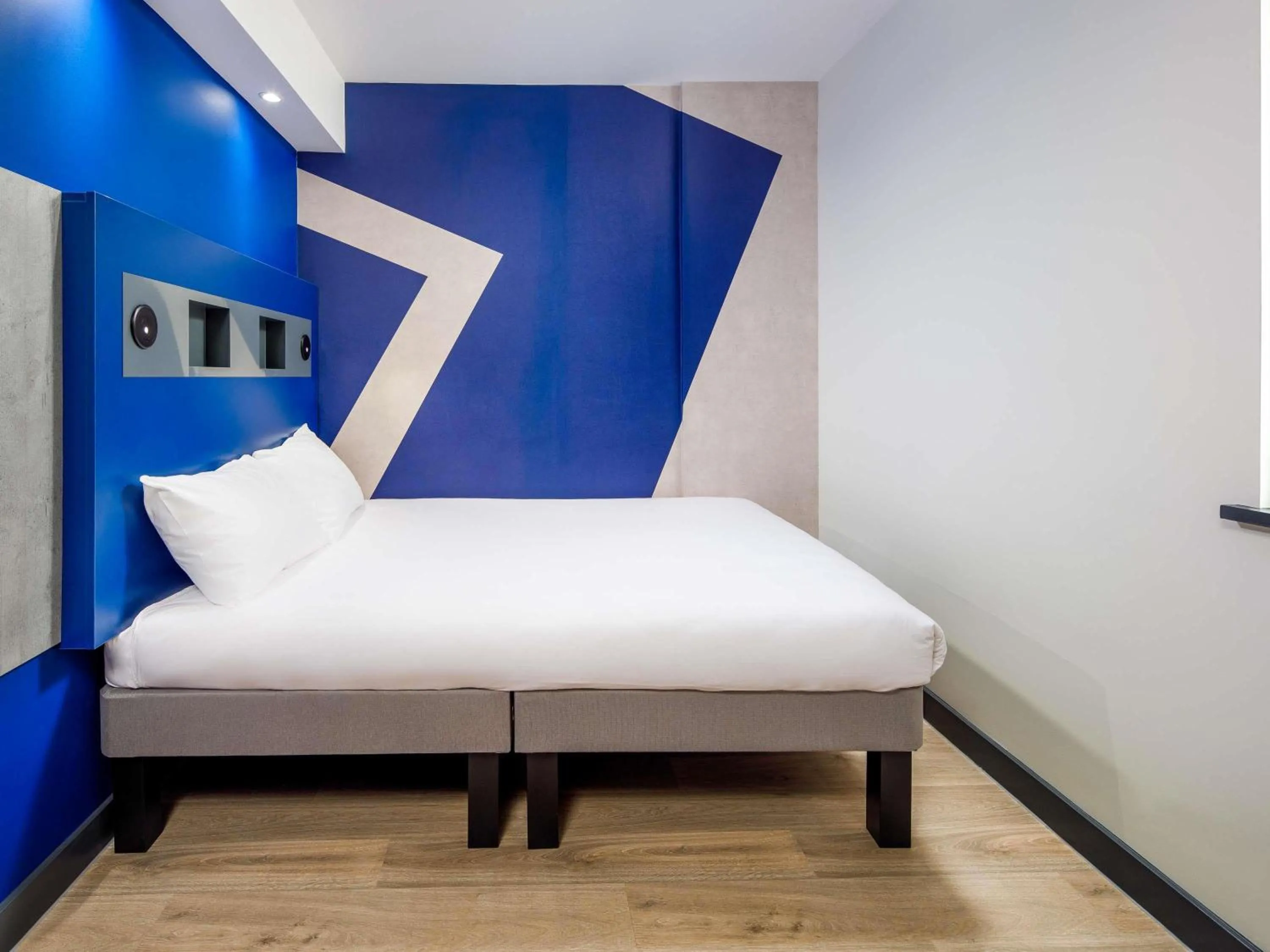 Bedroom, Bed in ibis budget Manchester Airport T2