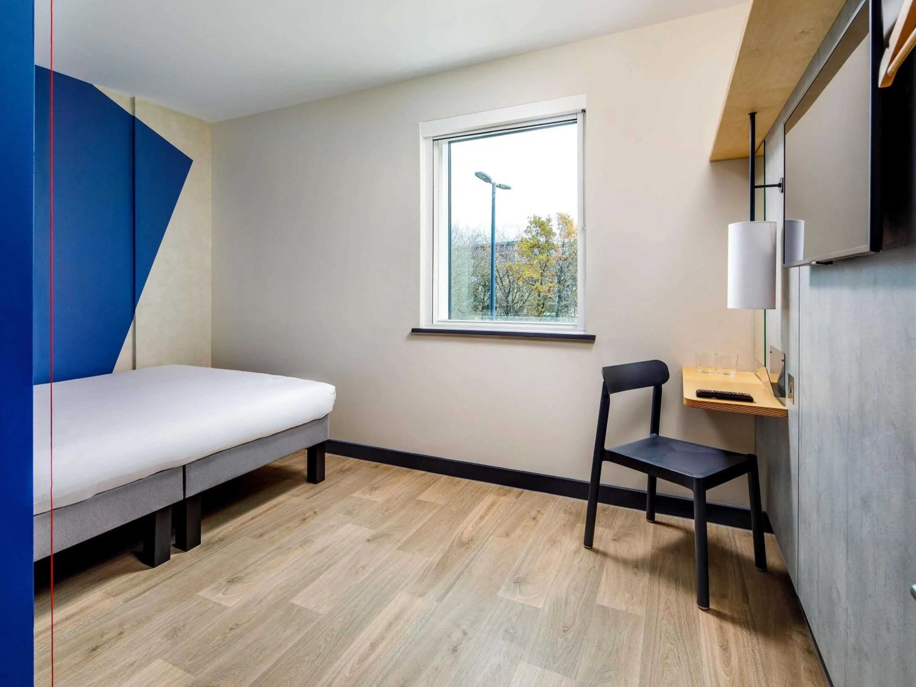 Bedroom, Bed in ibis budget Manchester Airport T2