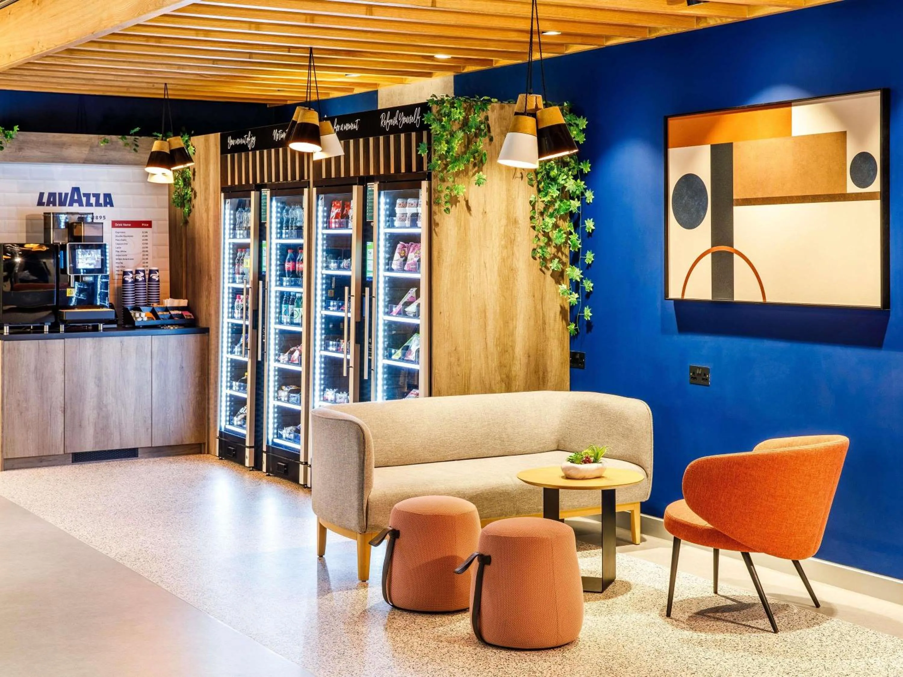 Lounge or bar in ibis budget Manchester Airport T2