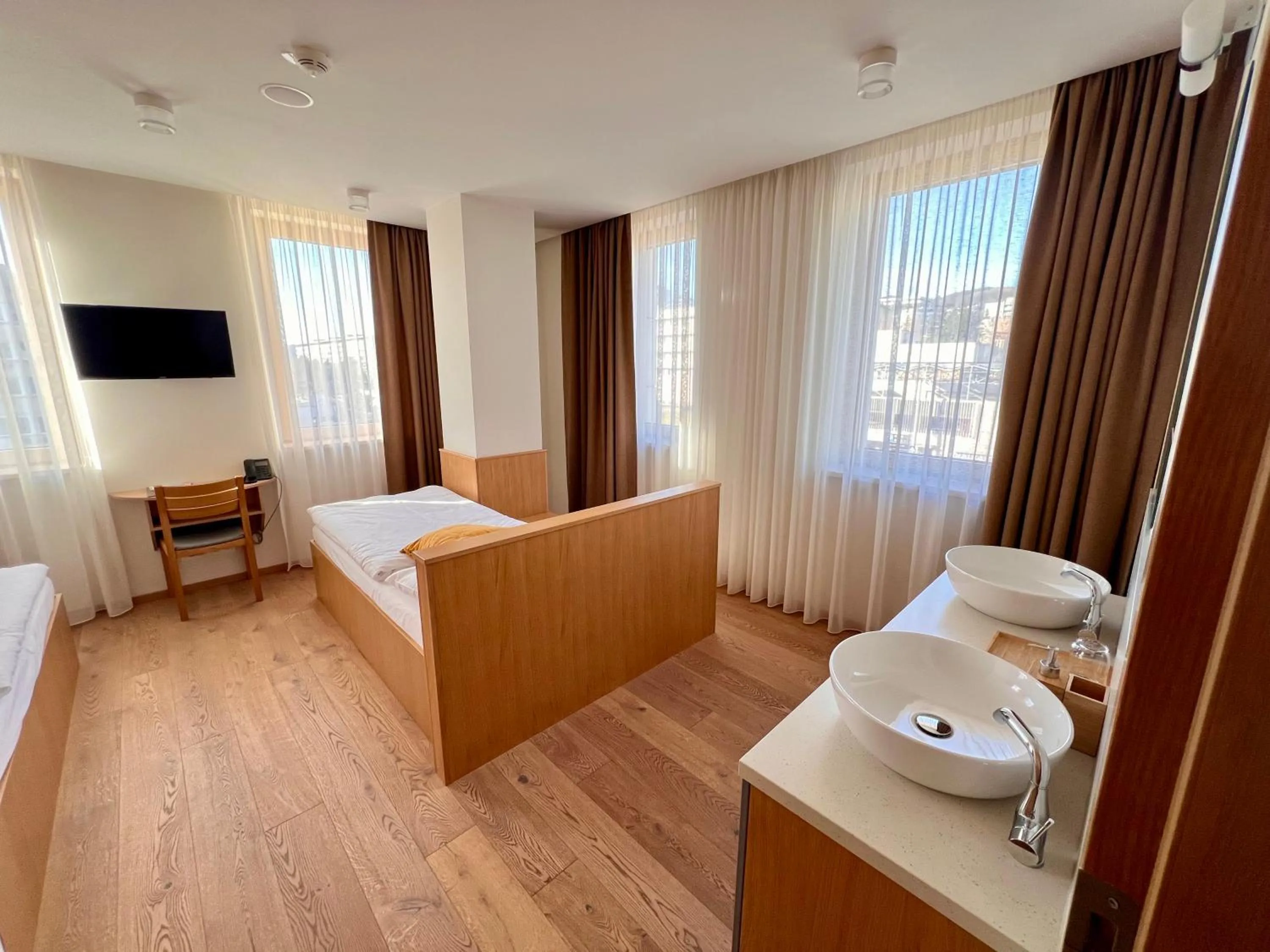 Photo of the whole room, Bed in RAJ zdravia