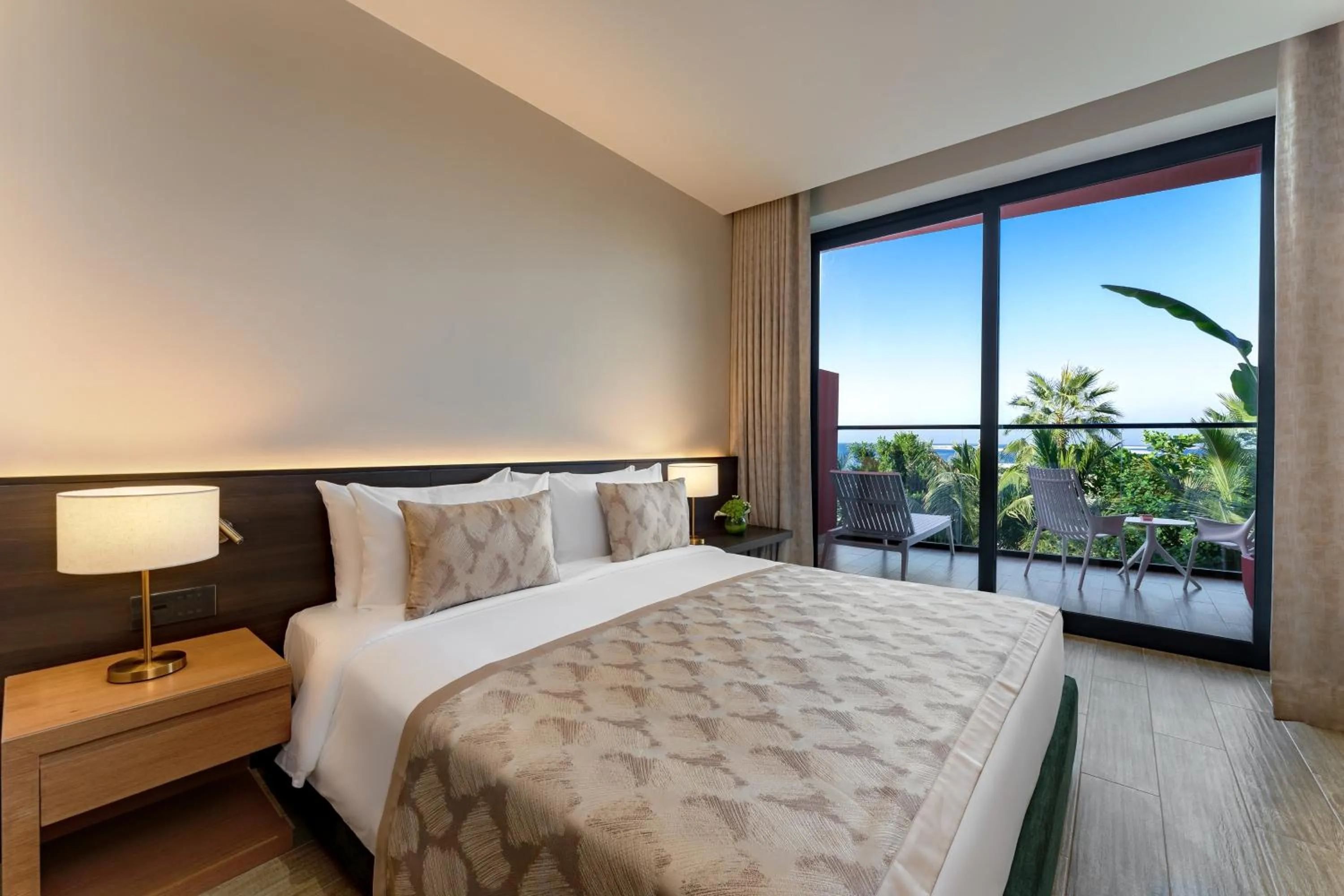 Photo of the whole room, Bed in Voco Dubai Monaco, The Heart of Europe by IHG-Adult only