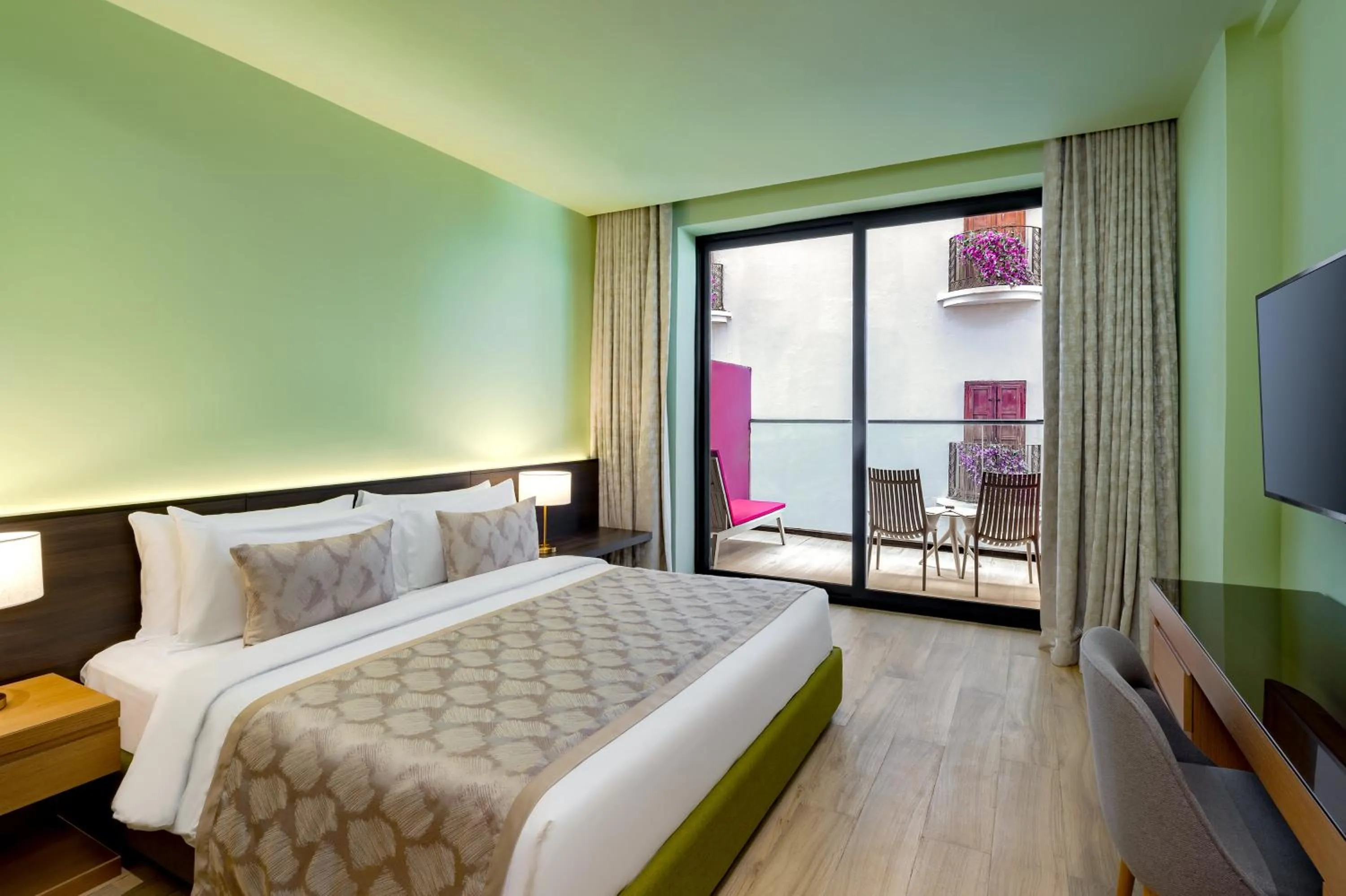 Photo of the whole room, Bed in Voco Dubai Monaco, The Heart of Europe by IHG-Adult only