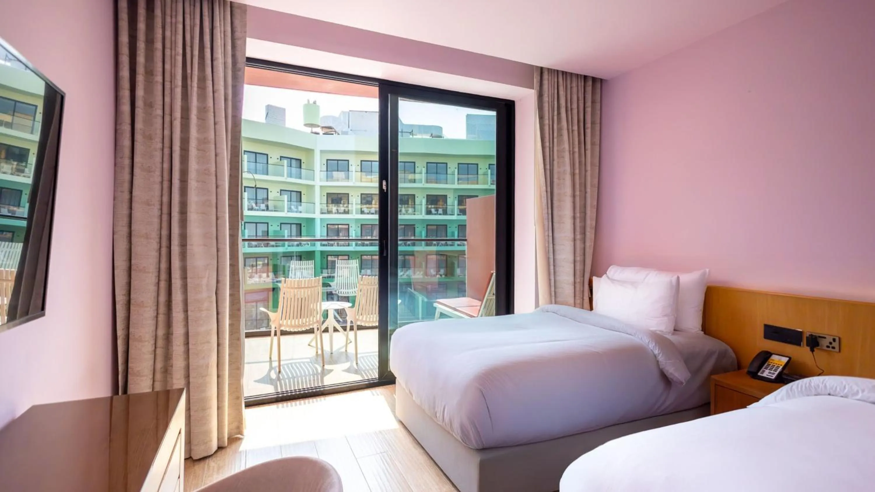 Photo of the whole room, Bed in Voco Dubai Monaco, The Heart of Europe by IHG-Adult only