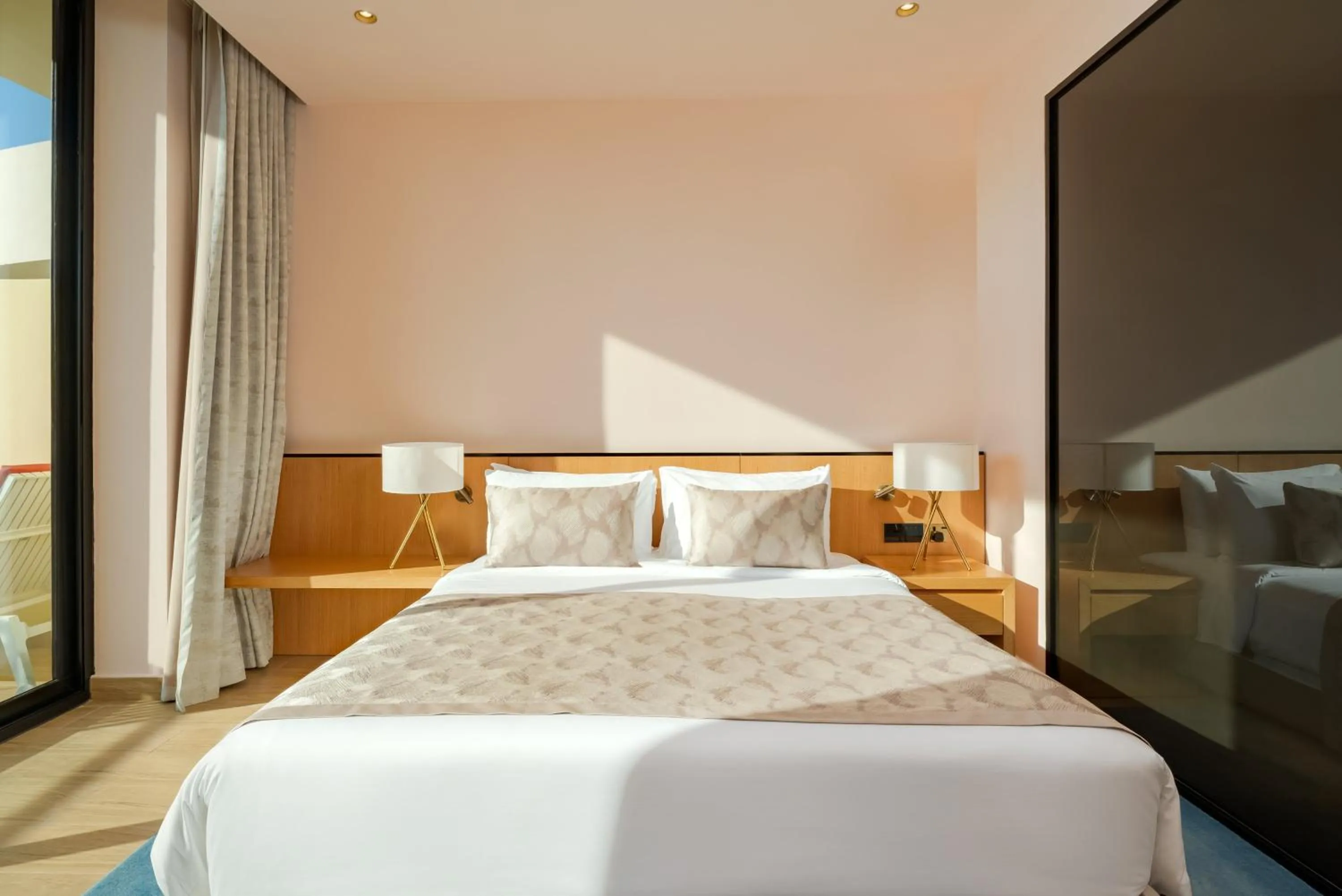 Photo of the whole room, Bed in Voco Dubai Monaco, The Heart of Europe by IHG-Adult only