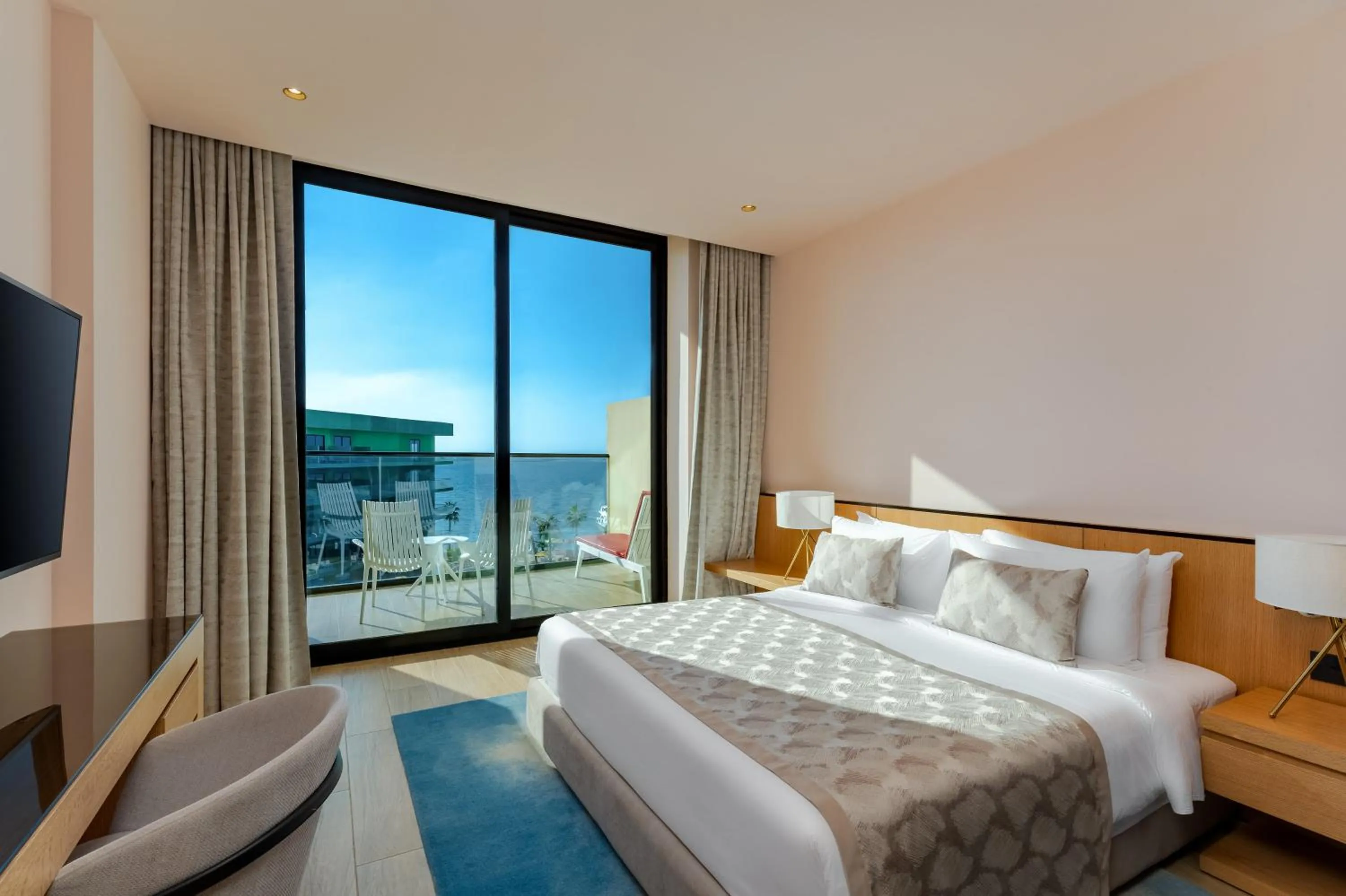 Photo of the whole room, Bed in Voco Dubai Monaco, The Heart of Europe by IHG-Adult only