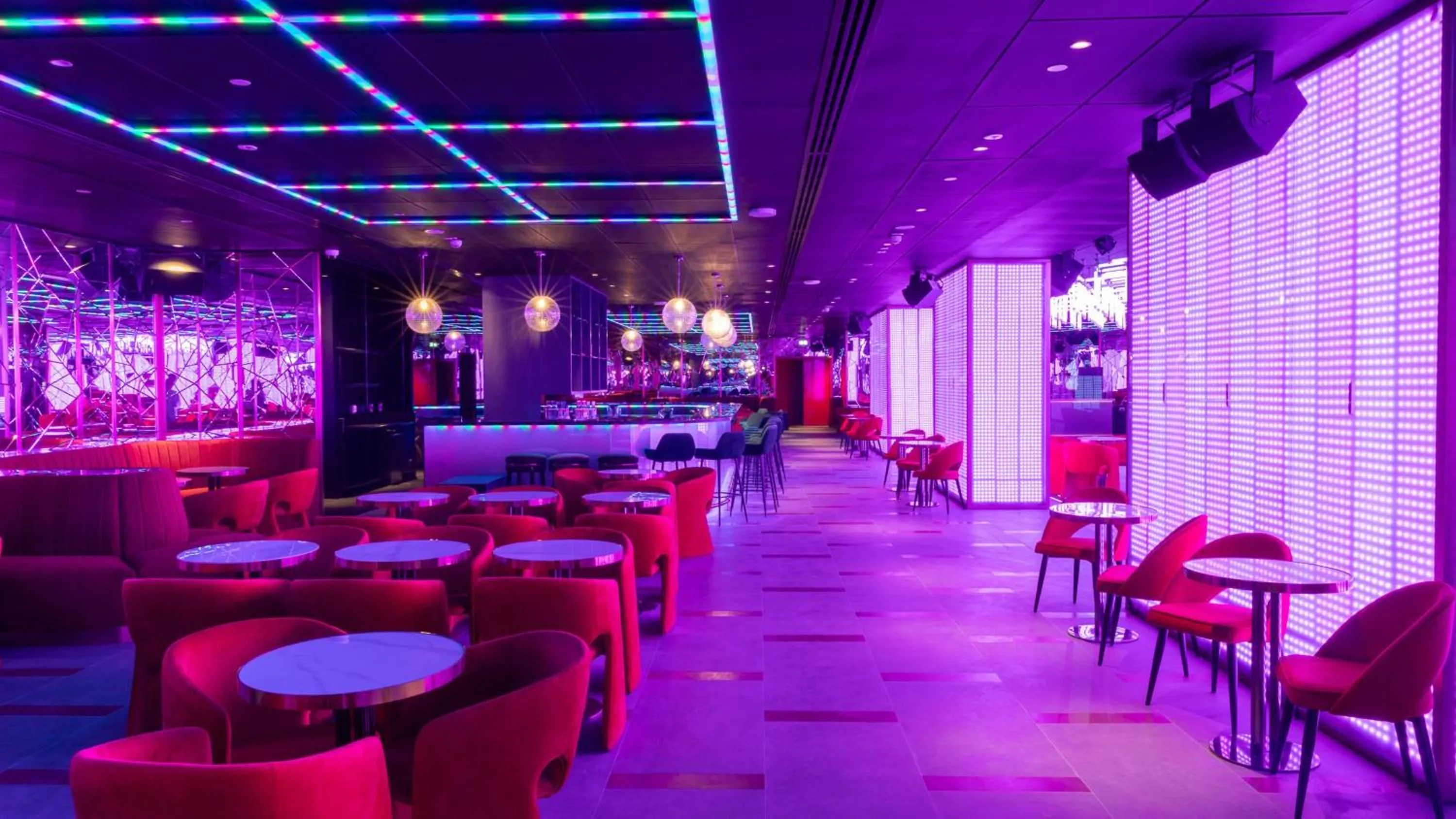 Lounge or bar in Voco Dubai Monaco, The Heart of Europe by IHG-Adult only