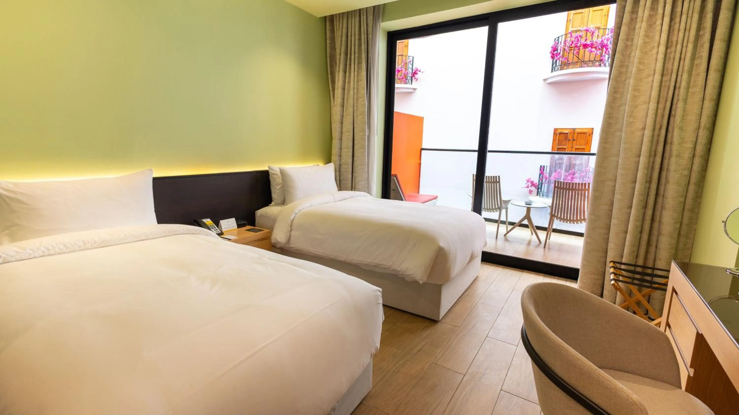 Photo of the whole room, Bed in Voco Dubai Monaco, The Heart of Europe by IHG-Adult only