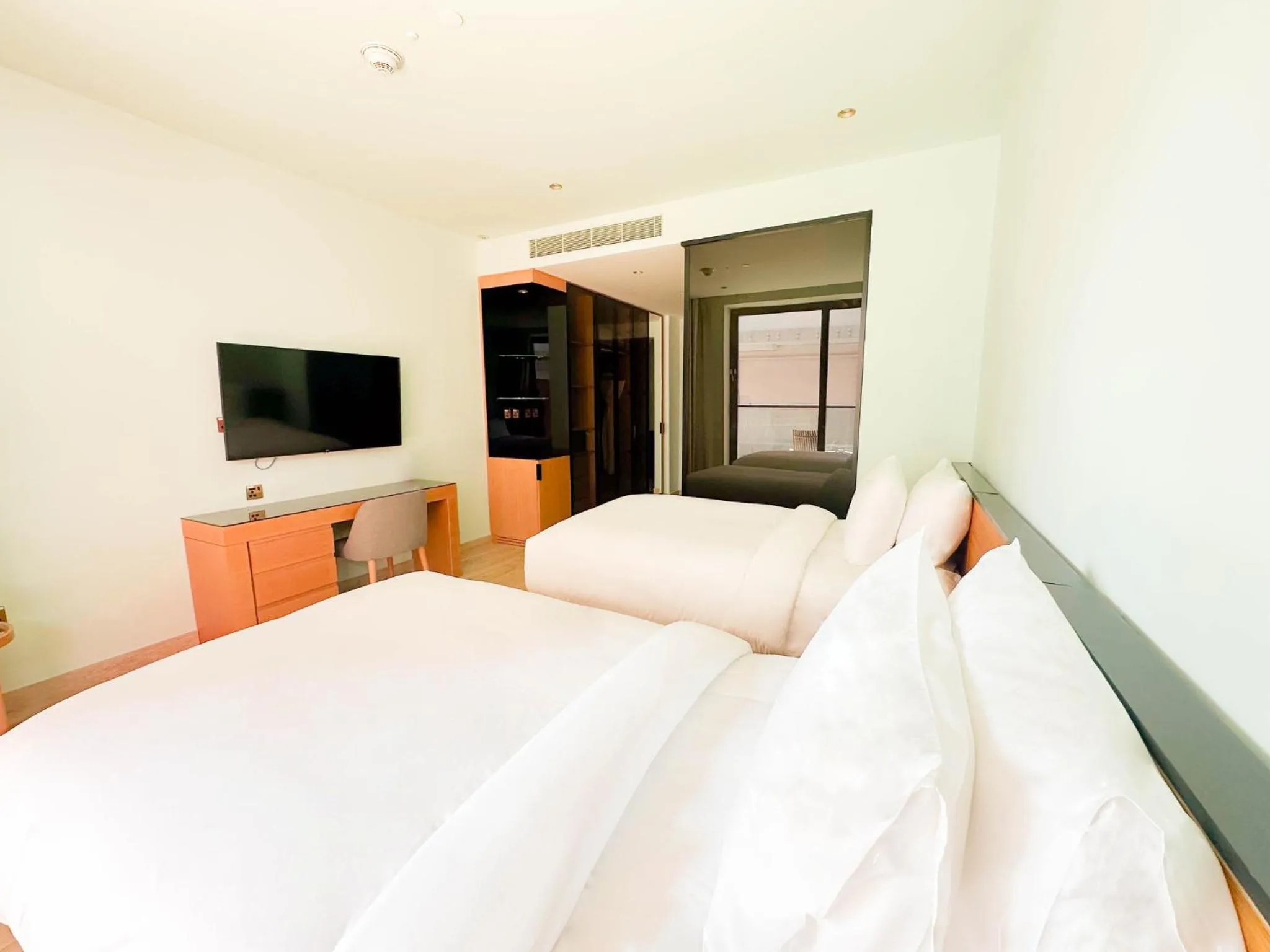 Photo of the whole room, Bed in Voco Dubai Monaco, The Heart of Europe by IHG-Adult only