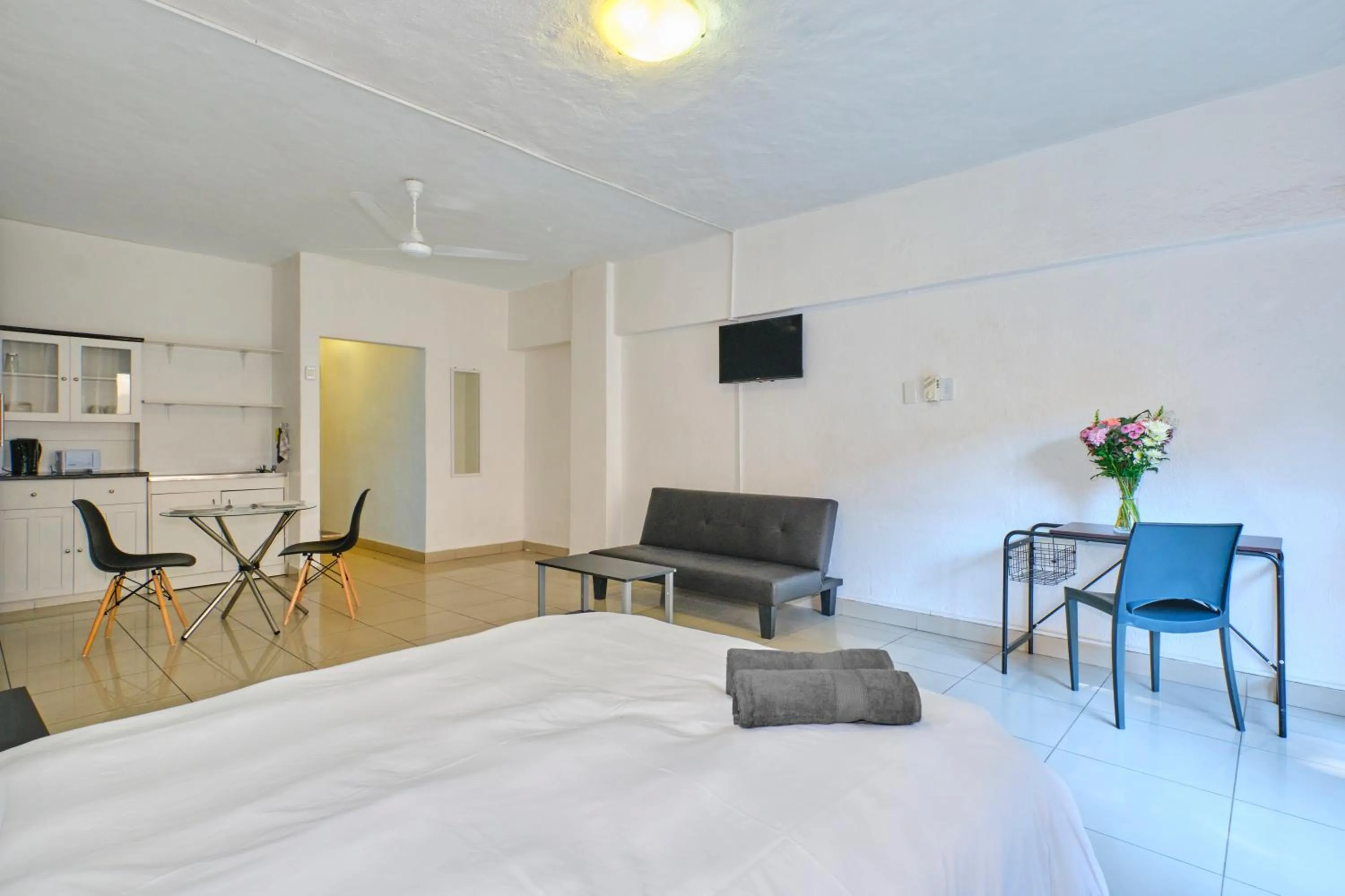 TV and multimedia, Bed in Inn & Out Sandton Park