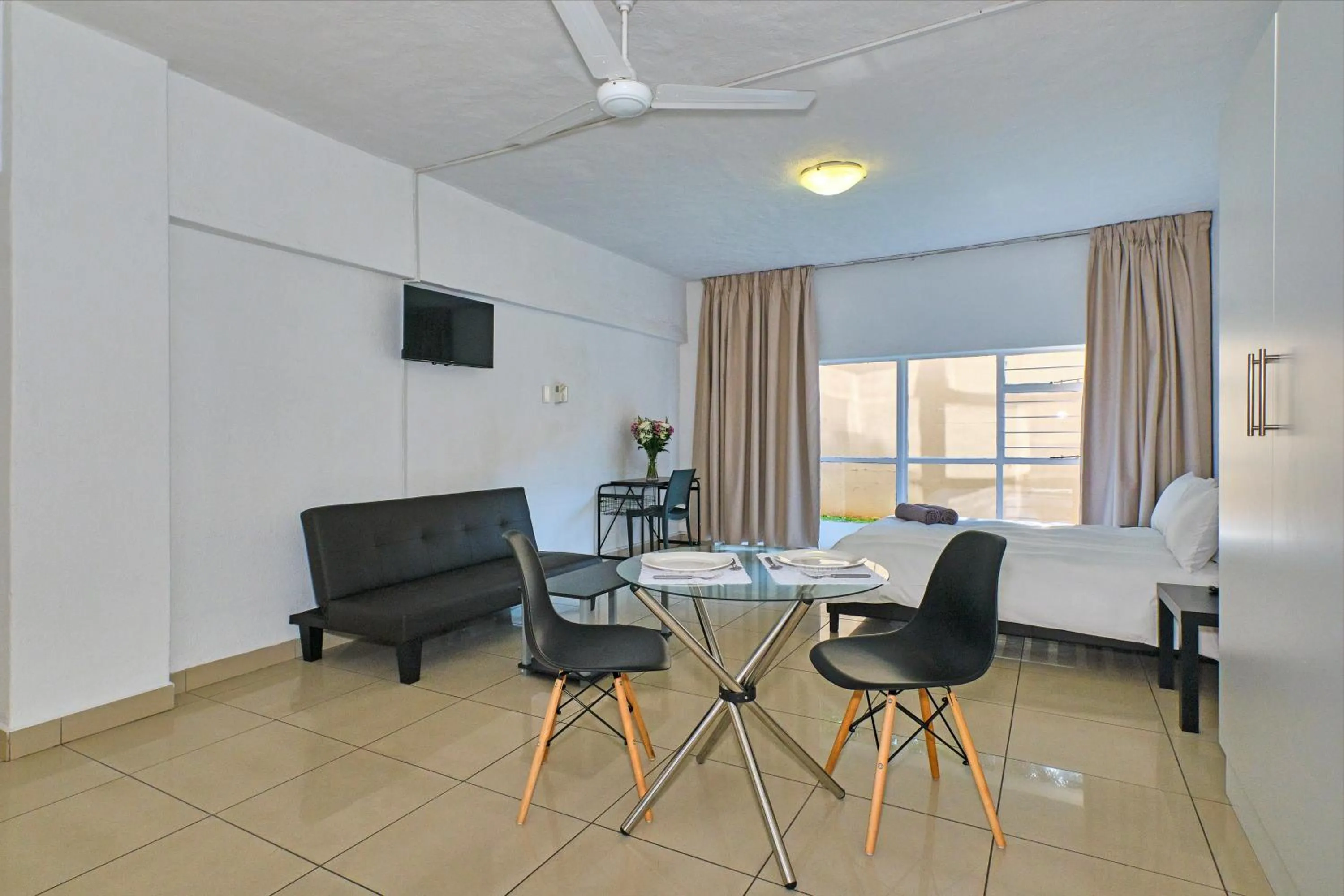 Dining area in Inn & Out Sandton Park