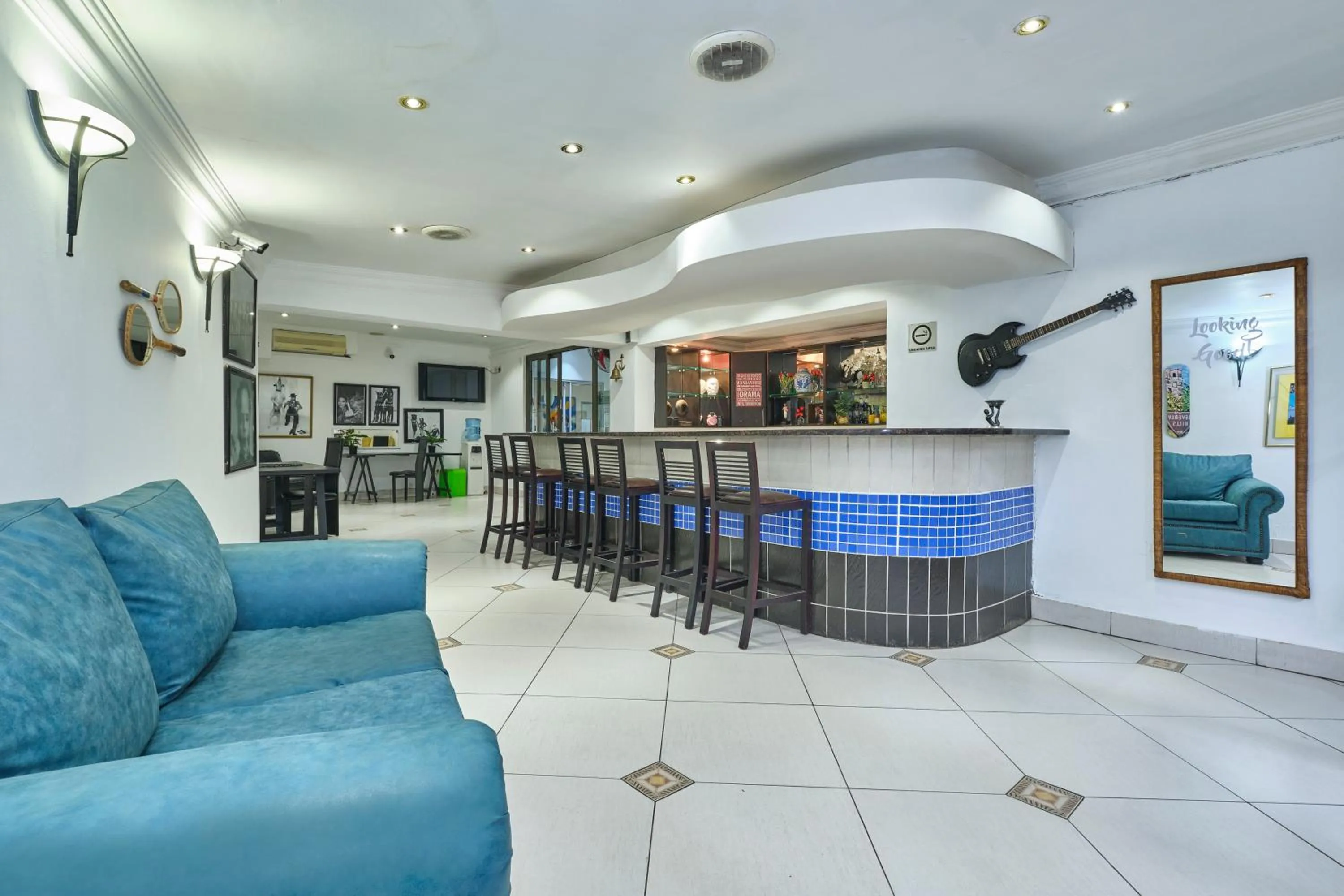 Communal lounge/ TV room in Inn & Out Sandton Park