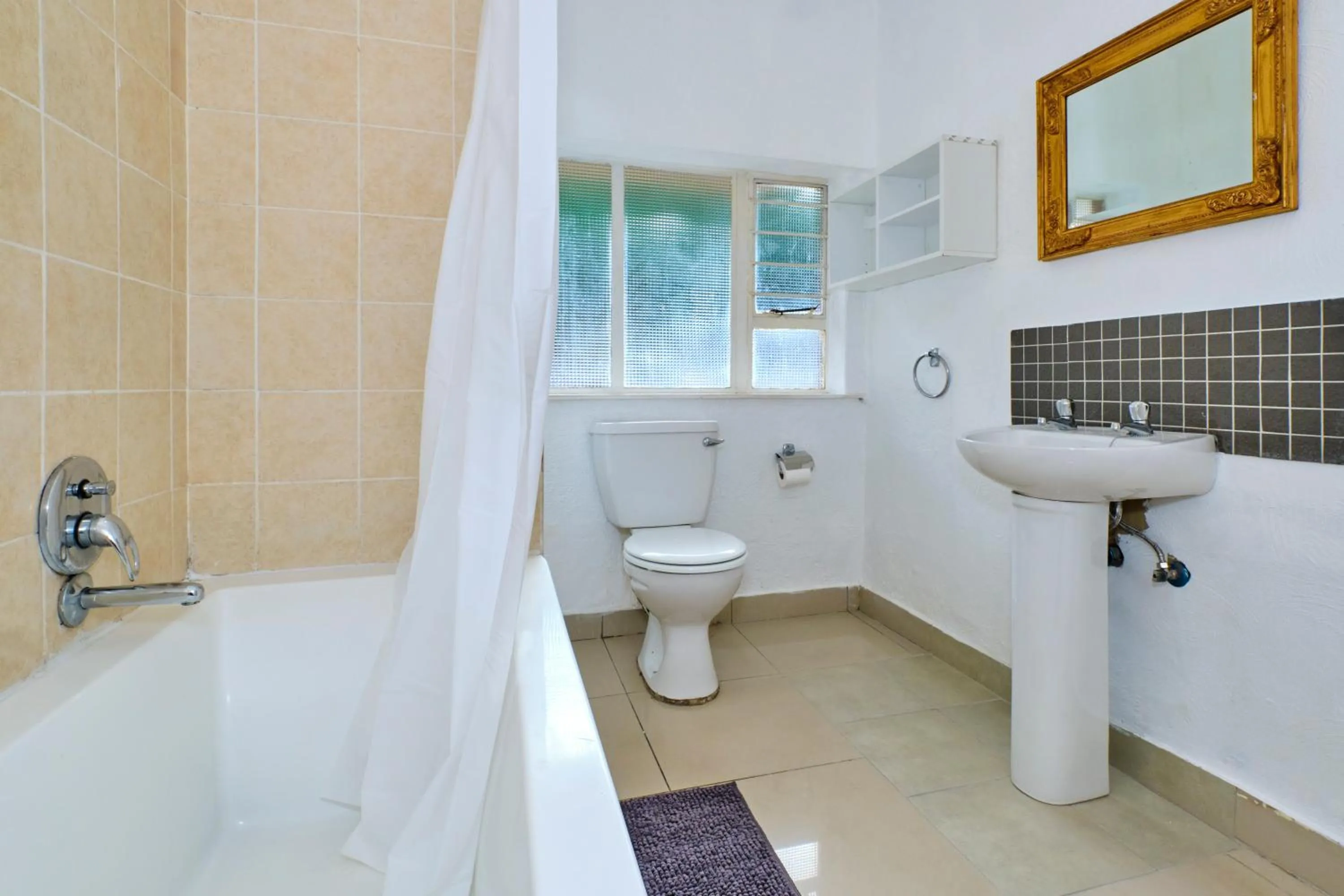 Bathroom in Inn & Out Sandton Park