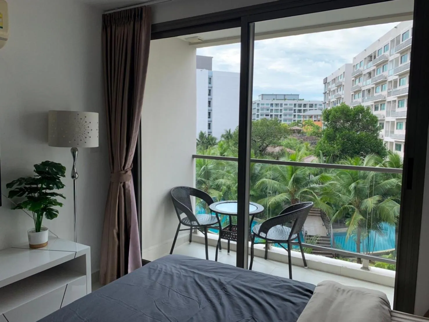 Bed in Laguna beach condo resort 3 maldives pattaya pool view ลากูน่า บีช คอนโด รีสอร์ต 3 พัทยา